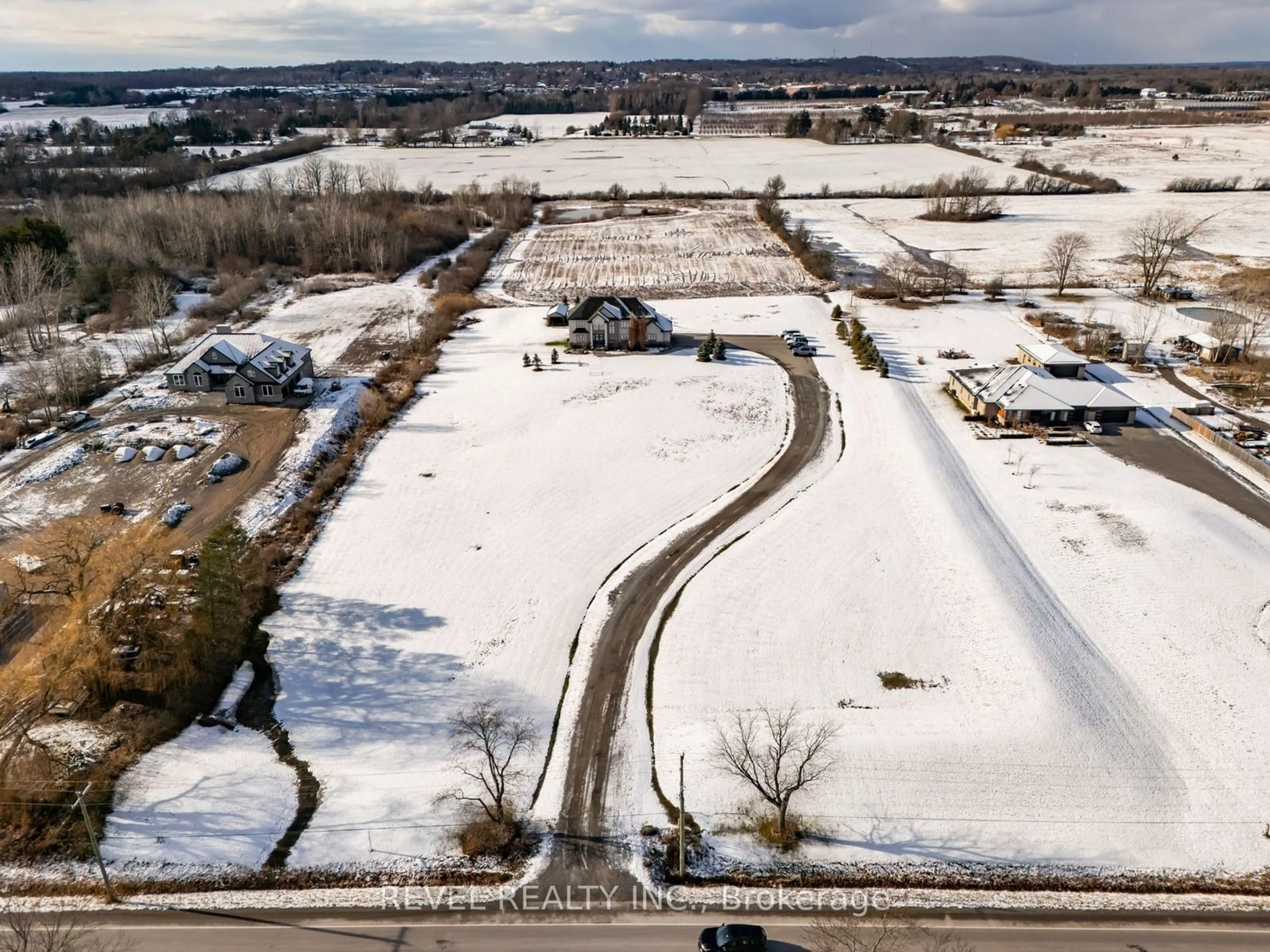 A pic from outside/outdoor area/front of a property/back of a property/a pic from drone, street for 1479 Merrittville Hwy, Thorold Ontario L3B 5N5