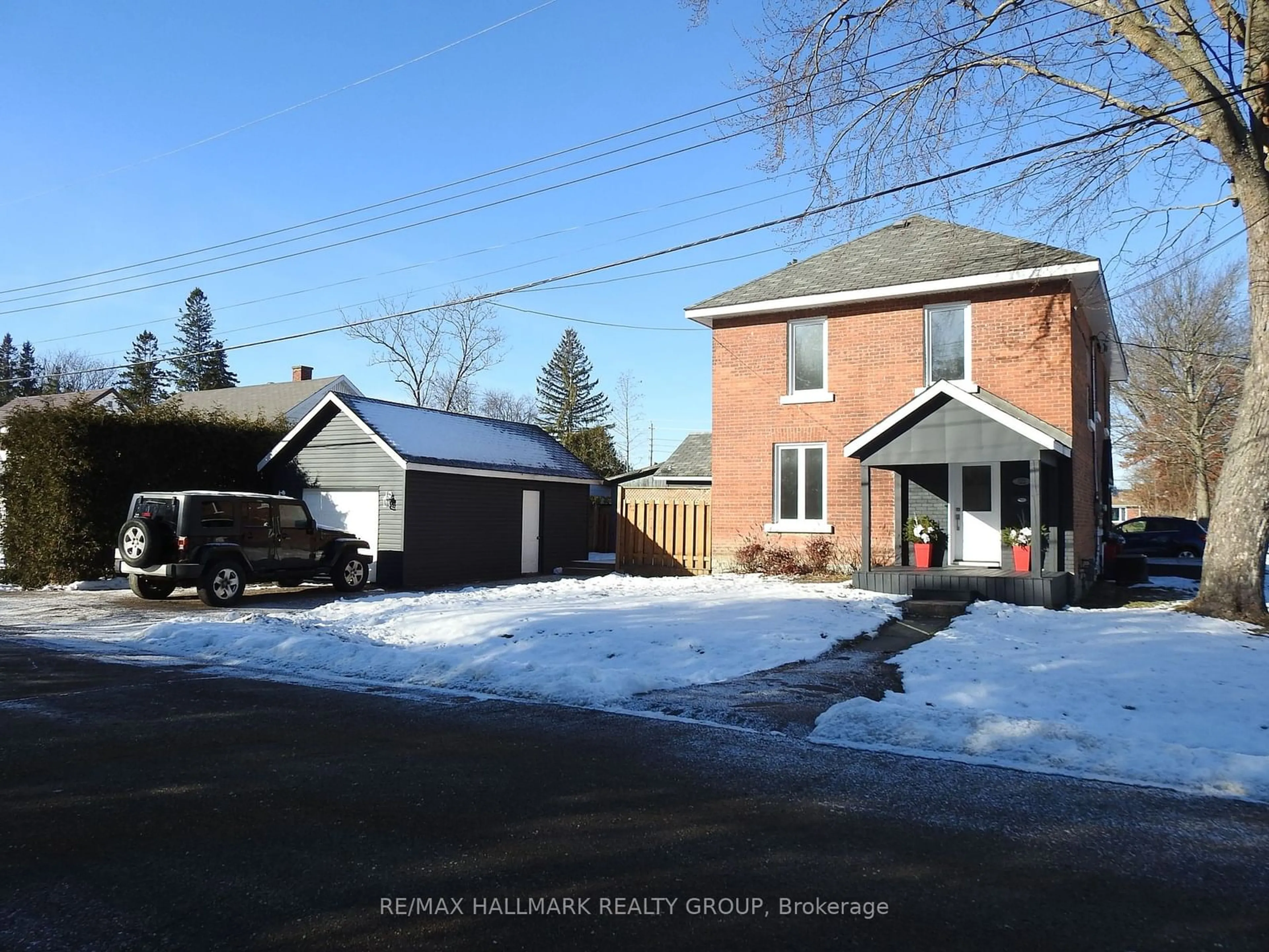 A pic from outside/outdoor area/front of a property/back of a property/a pic from drone, street for 322 SECOND Ave, Pembroke Ontario K8A 5E9