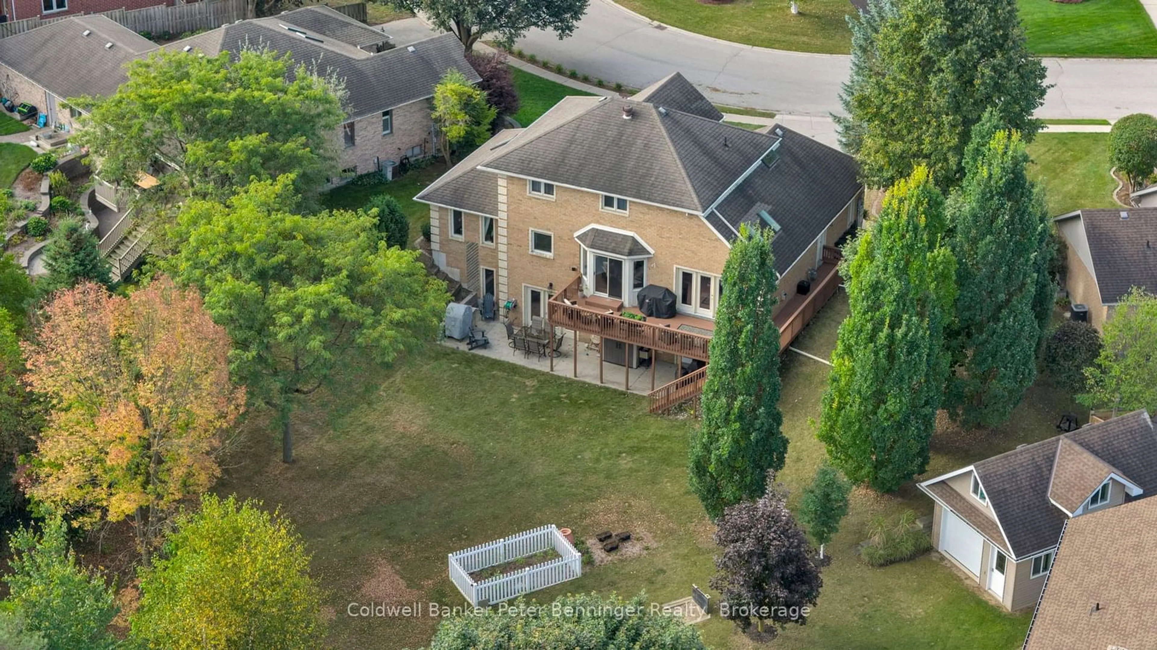 A pic from outside/outdoor area/front of a property/back of a property/a pic from drone, street for 275 4th St Cres, Hanover Ontario N4N 3S9