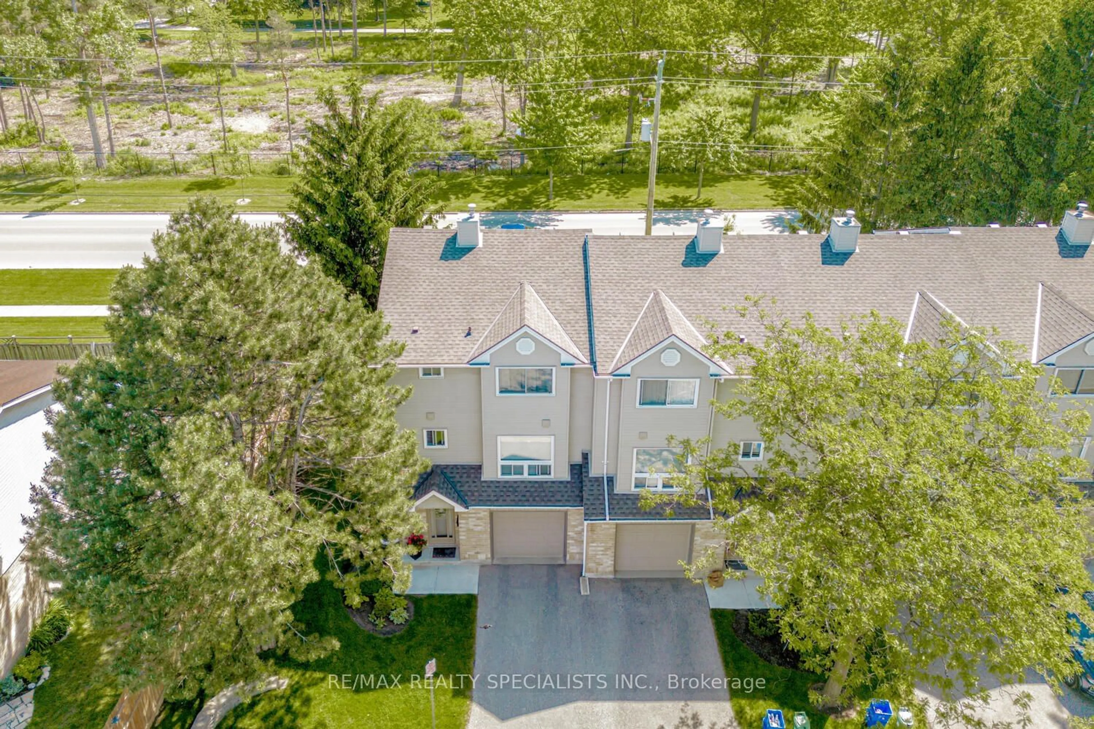 A pic from outside/outdoor area/front of a property/back of a property/a pic from drone, unknown for 1990 Wavell St #80, London Ontario N5V 4N5