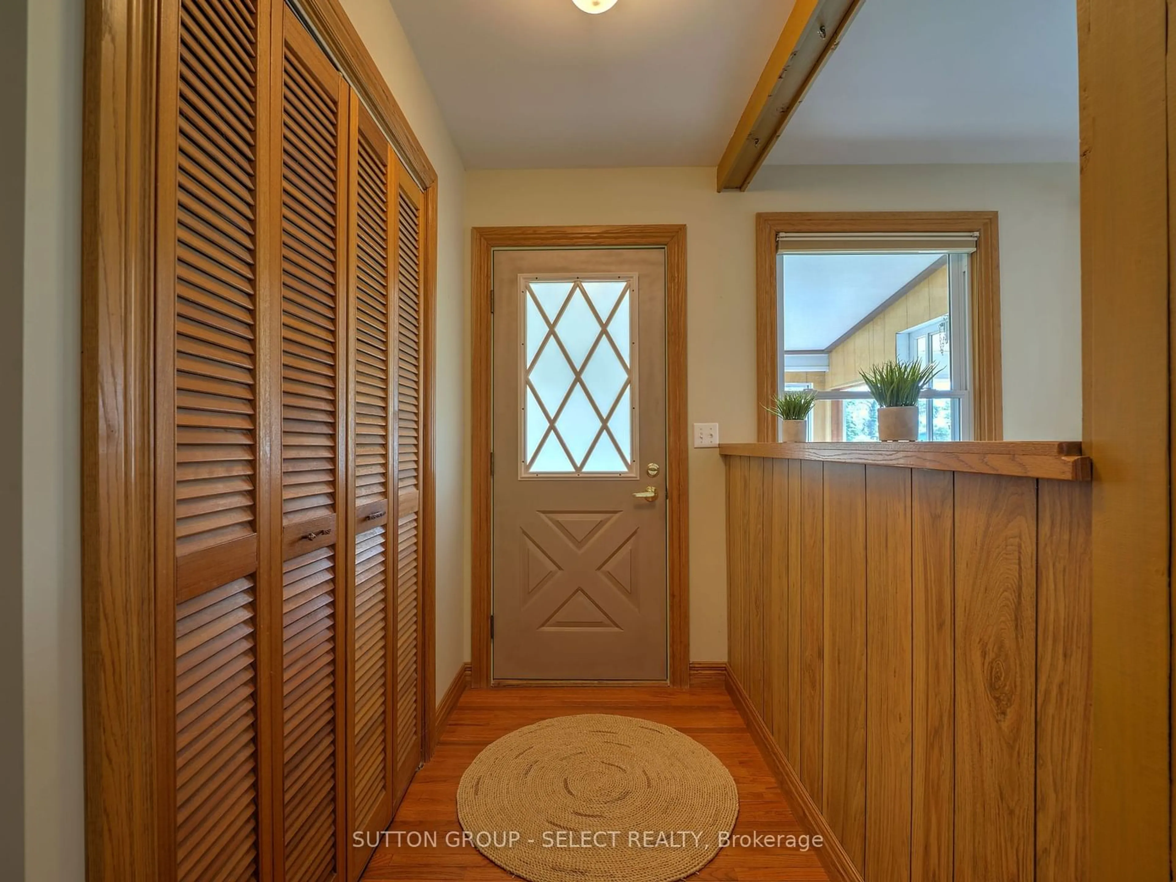 Indoor entryway for 8278 Burwell Rd, Lambton Shores Ontario N0M 1T0