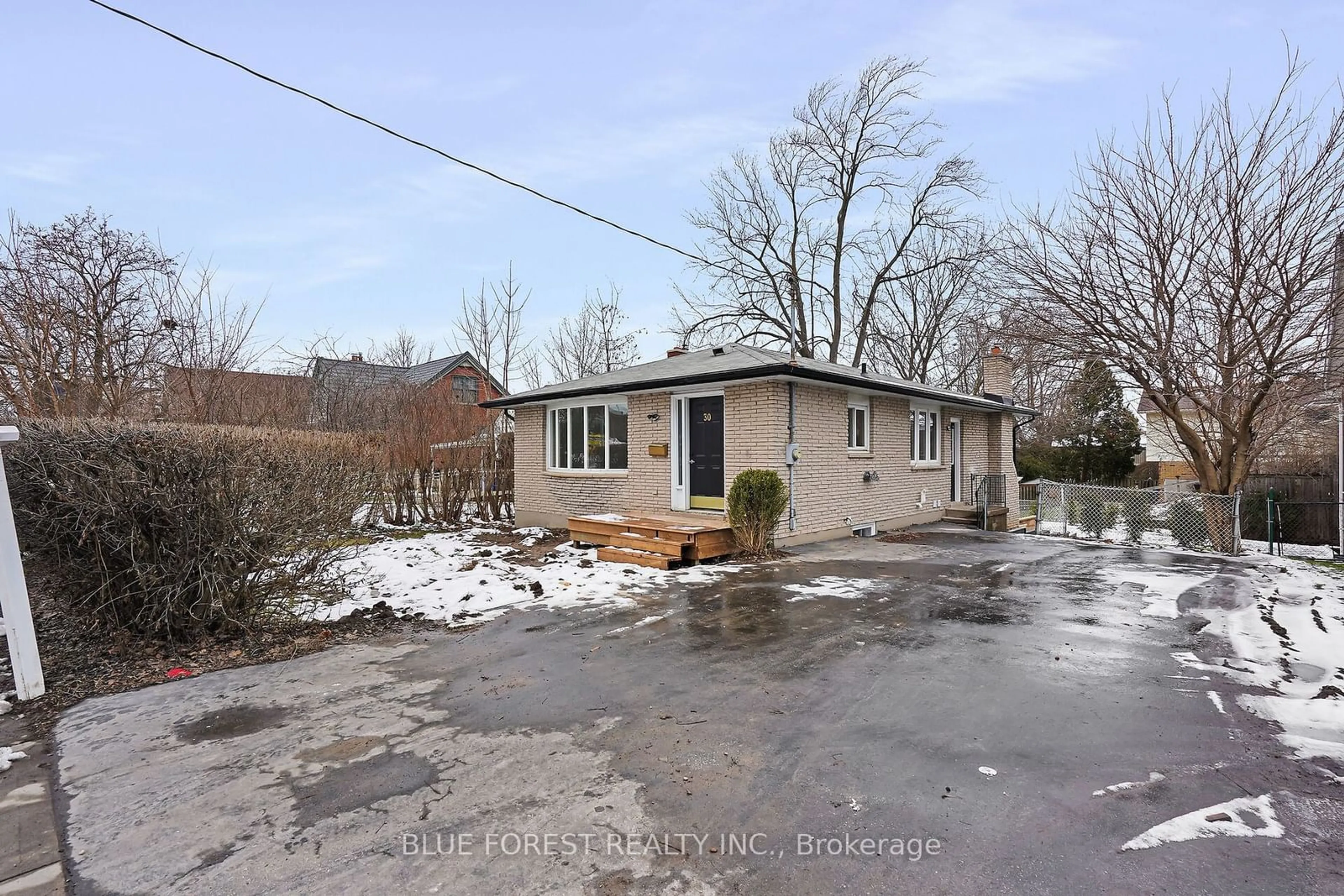 A pic from outside/outdoor area/front of a property/back of a property/a pic from drone, street for 30 Baseline Rd, London Ontario N6C 2N5