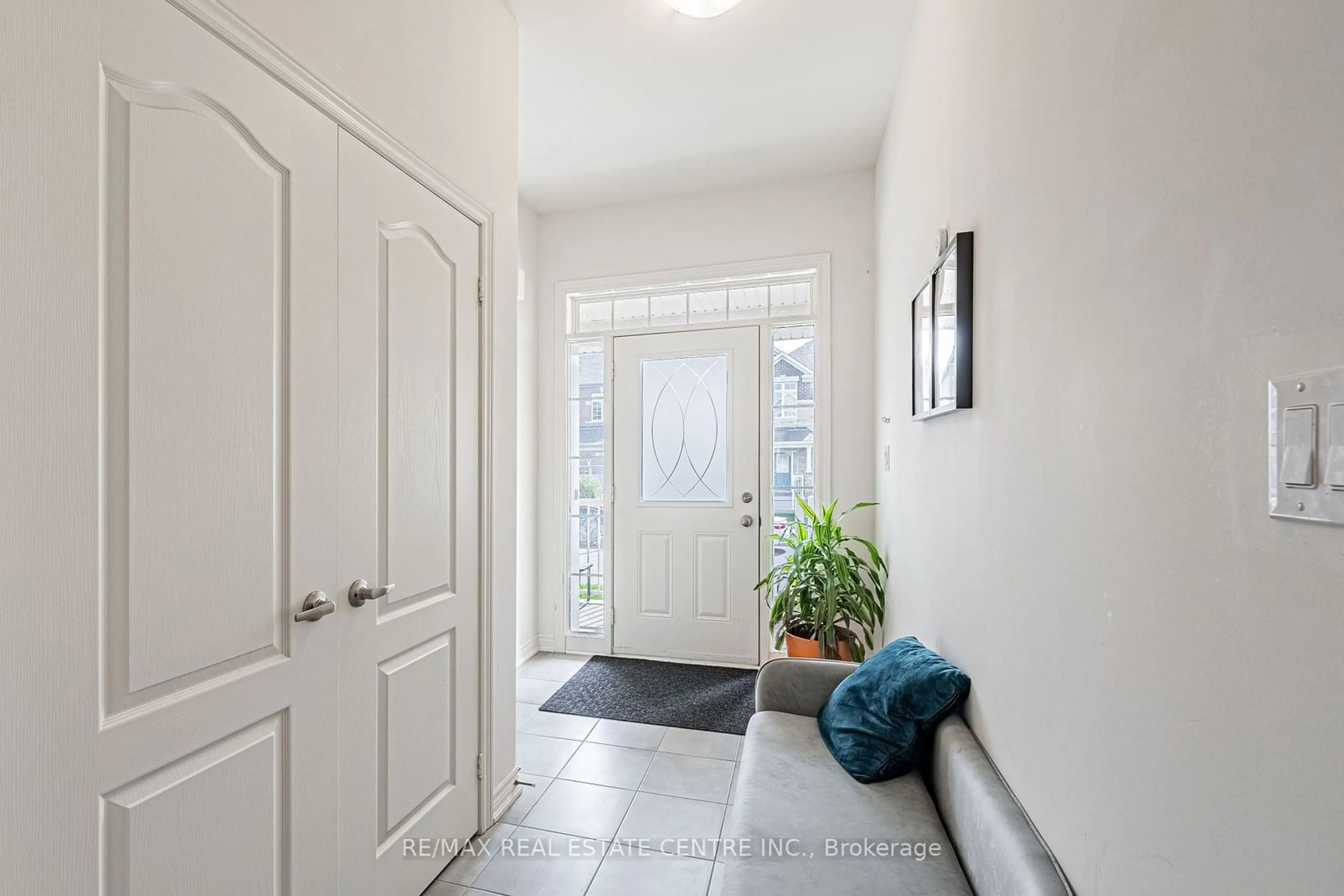 Indoor entryway for 95 Kenesky Dr, Hamilton Ontario L0R 2H7