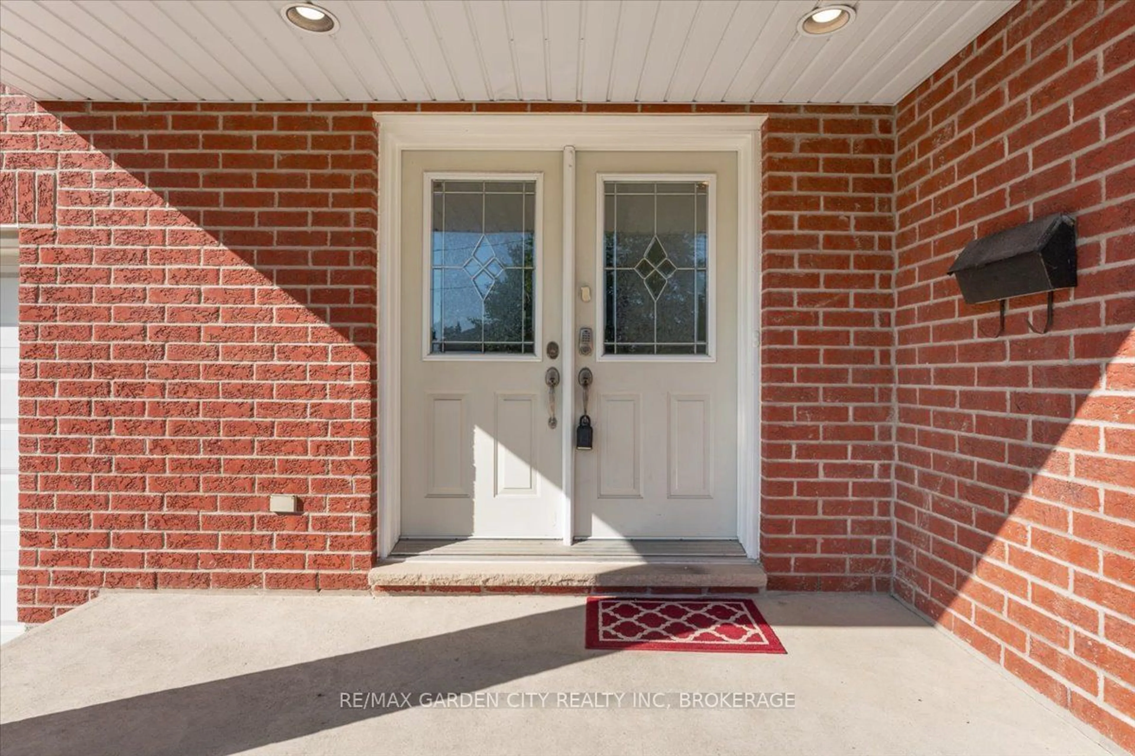 Indoor entryway for 32 Mcnamara St, Thorold Ontario L2V 5C8