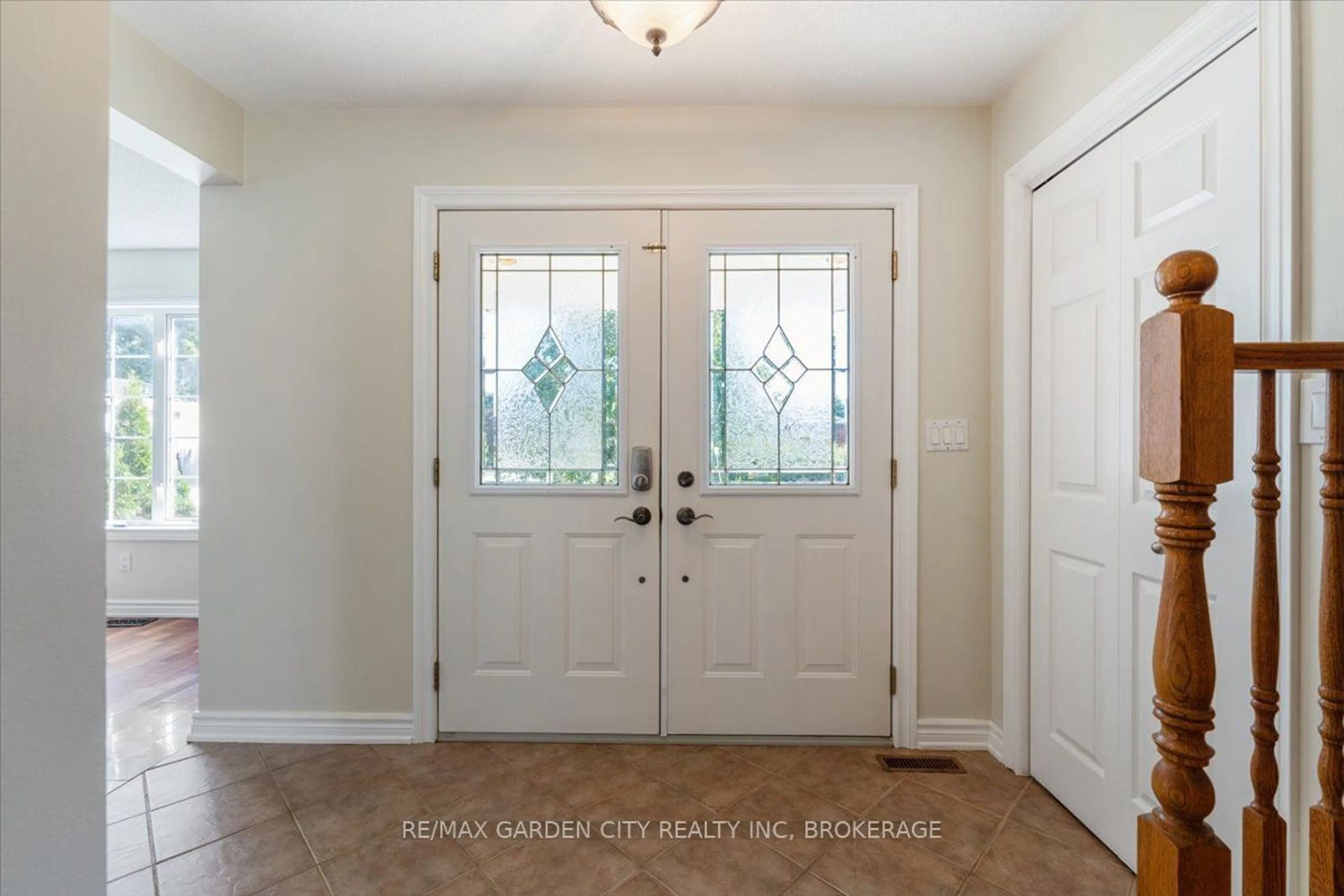 Indoor entryway for 32 Mcnamara St, Thorold Ontario L2V 5C8