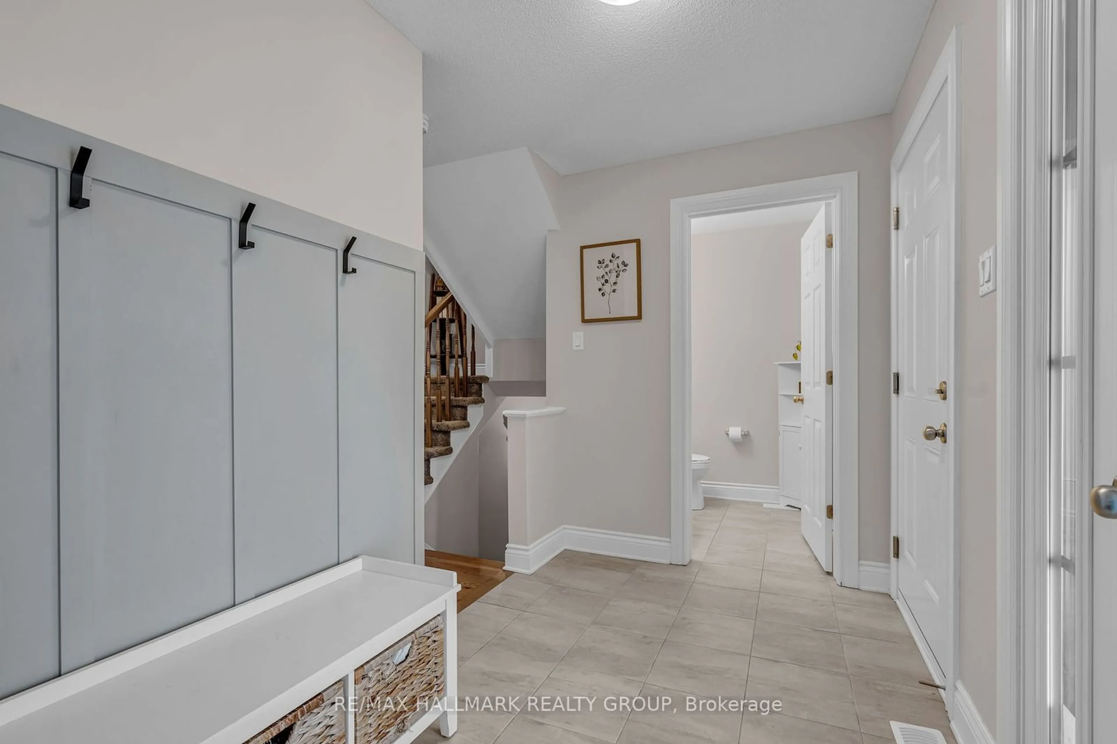 Indoor entryway for 2377 Marble Cres, Clarence-Rockland Ontario K4K 0H1