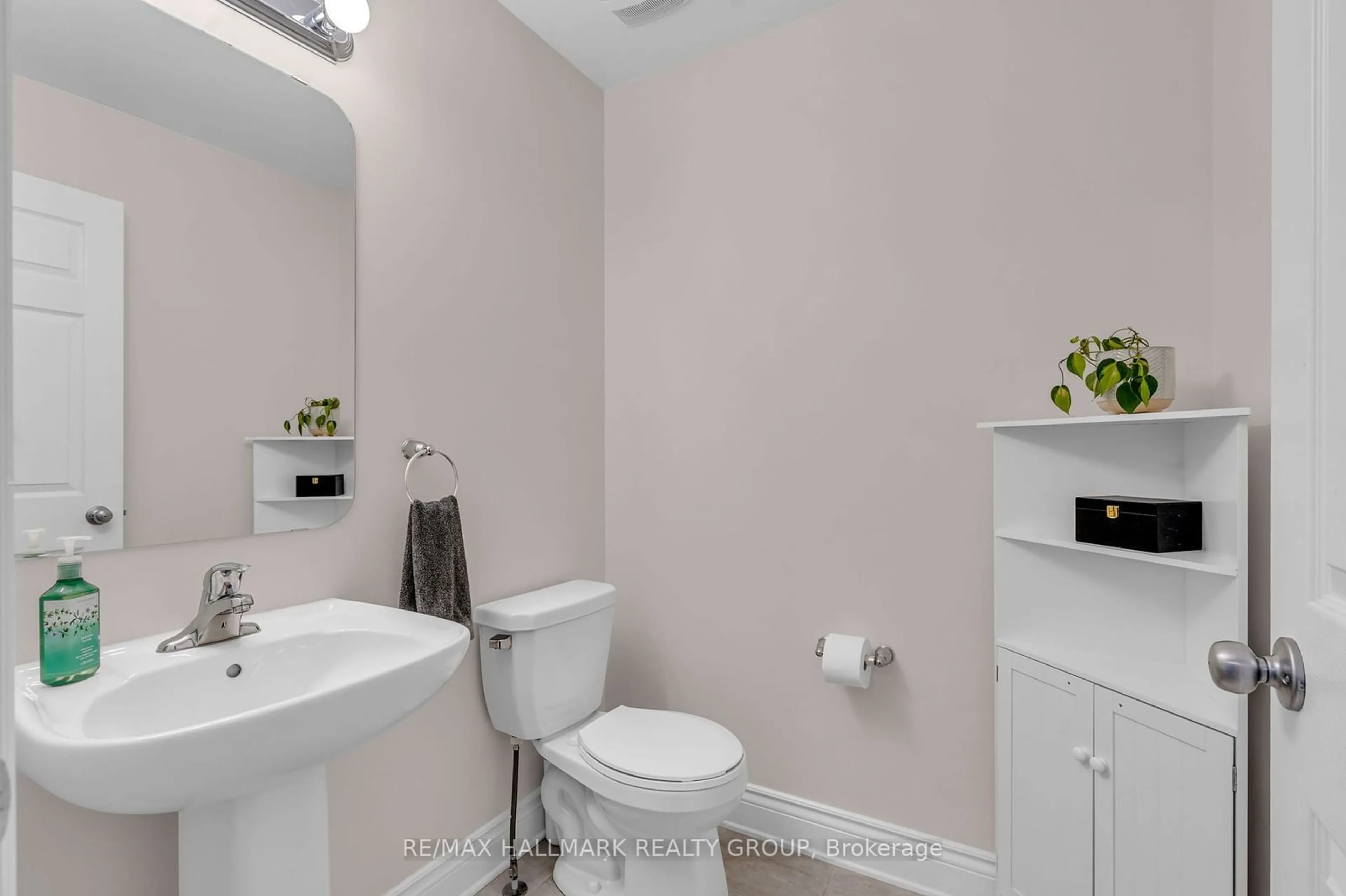 Standard bathroom, ceramic/tile floor for 2377 Marble Cres, Clarence-Rockland Ontario K4K 0H1