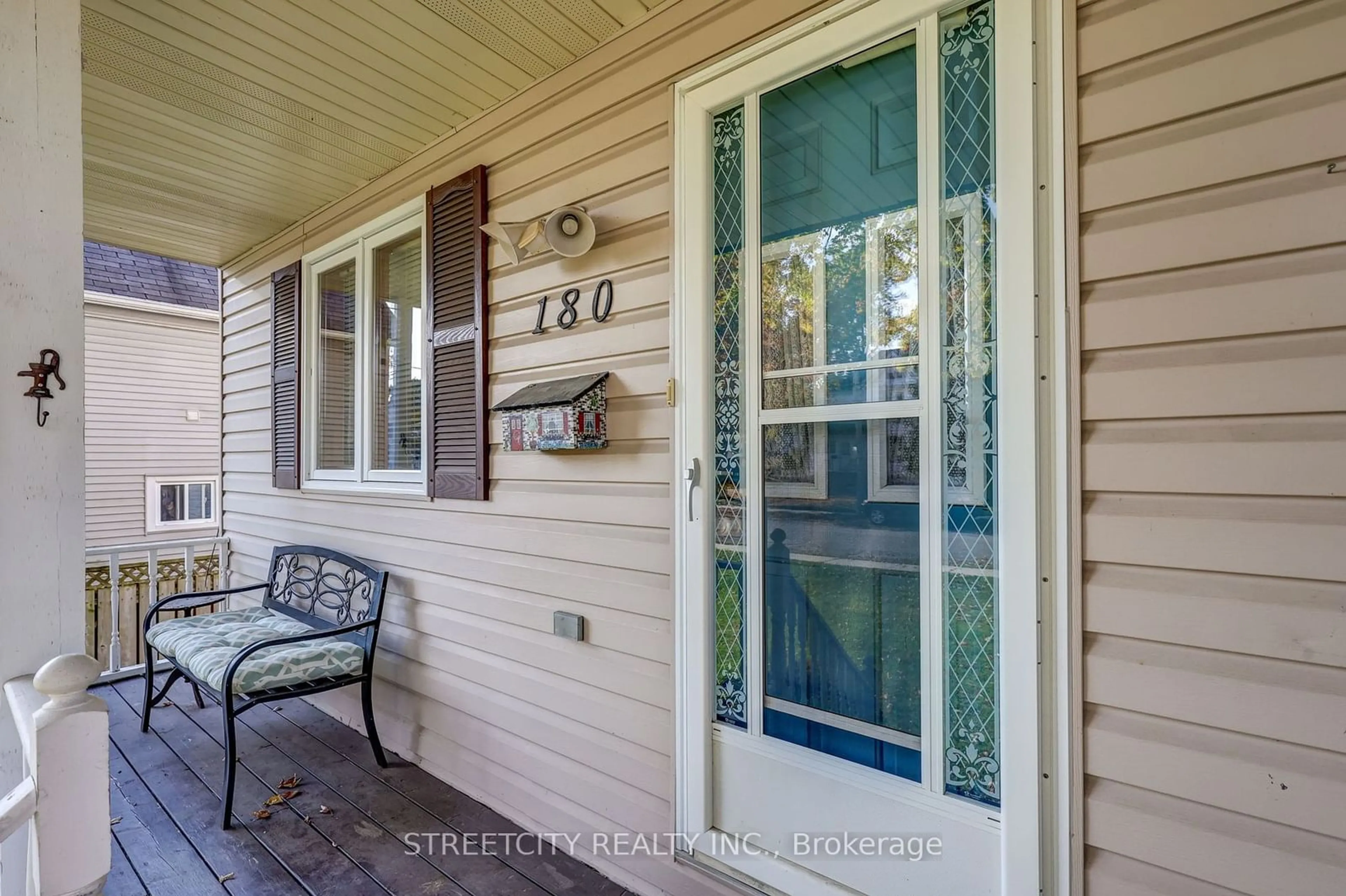 Indoor entryway for 180 Nancy St, Dutton/Dunwich Ontario N0L 1J0