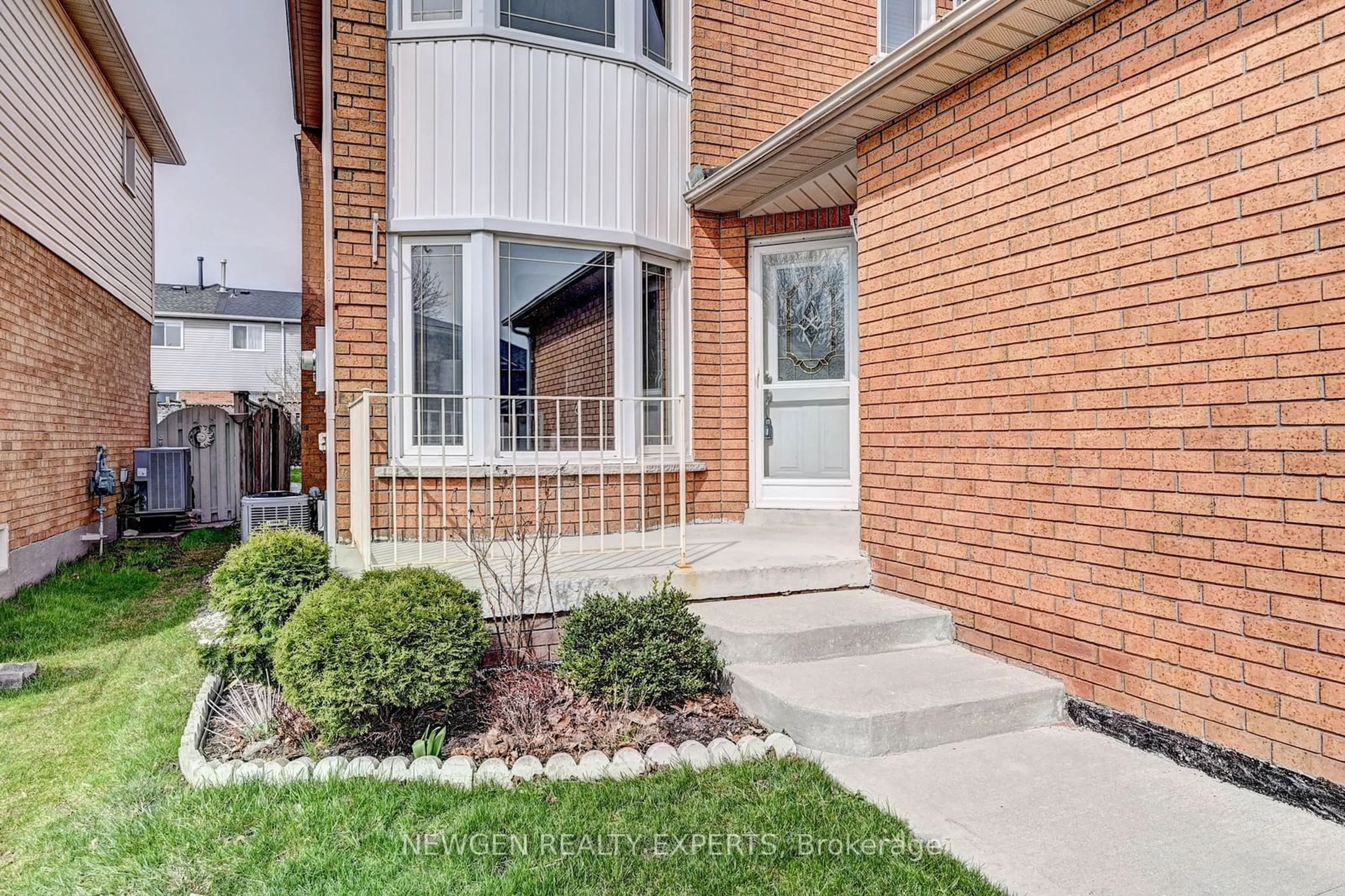 Home with brick exterior material, street for 573 Burnett Ave, Cambridge Ontario N1T 1M6