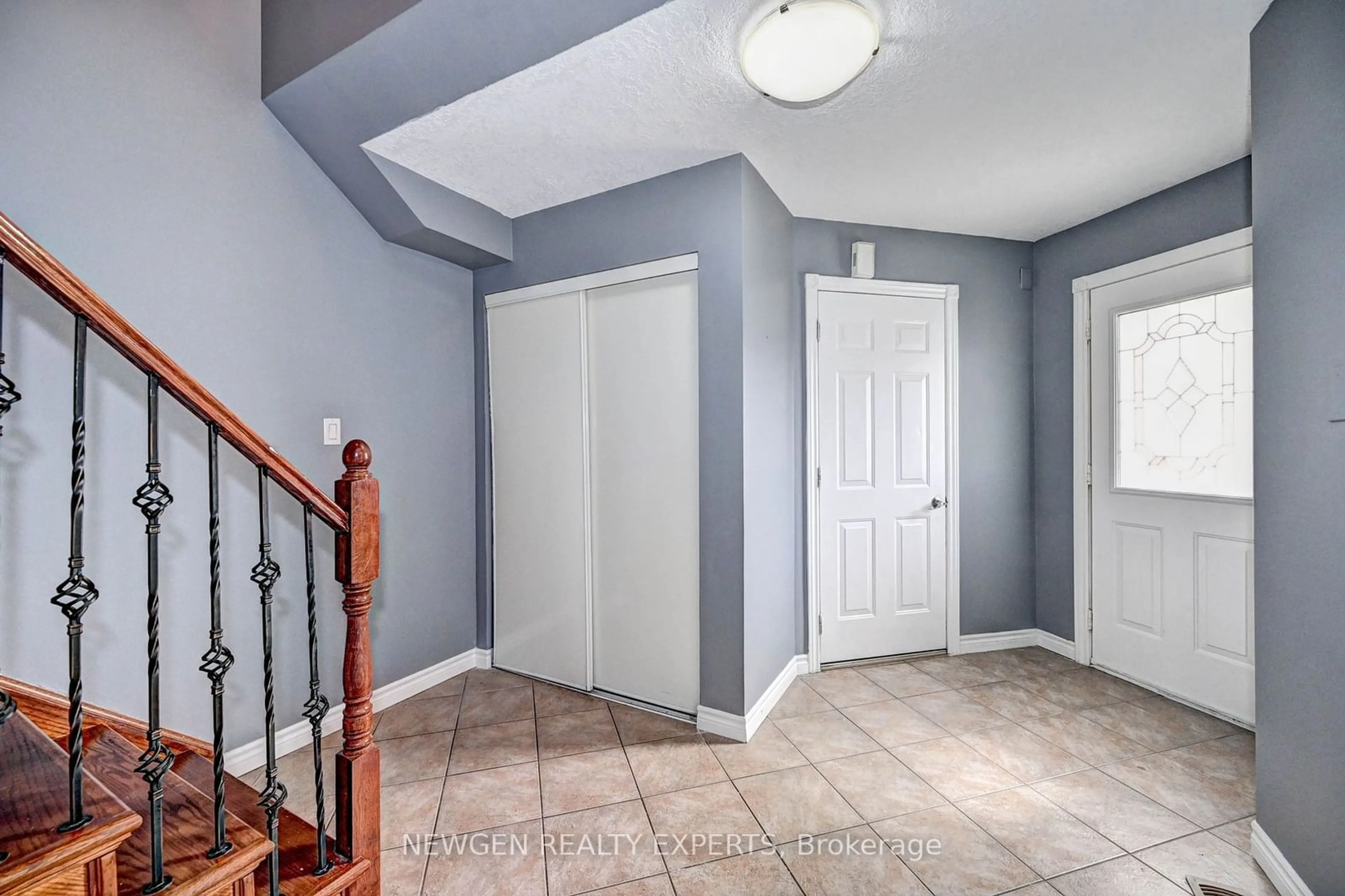 Indoor entryway for 573 Burnett Ave, Cambridge Ontario N1T 1M6