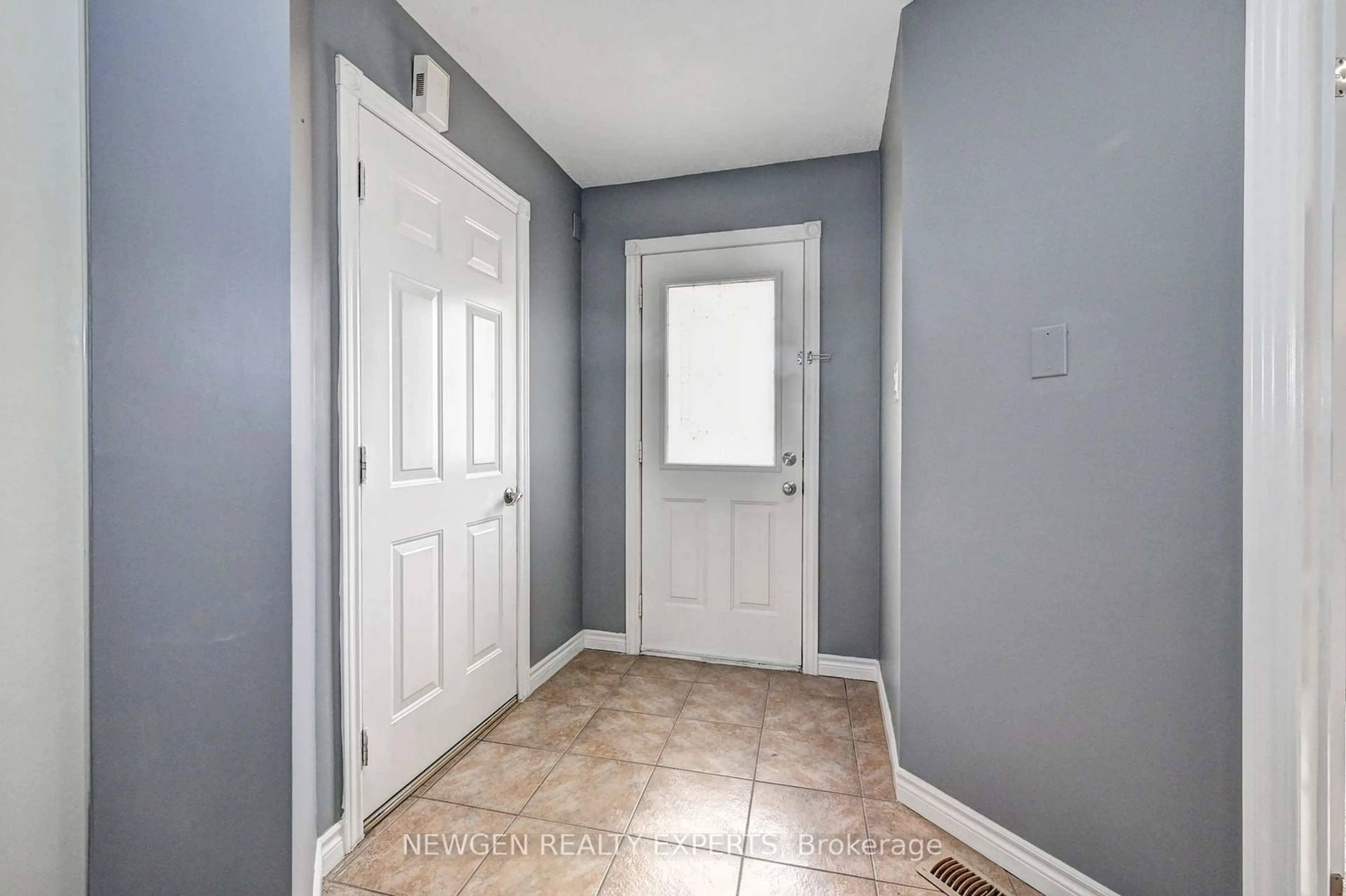 Indoor entryway for 573 Burnett Ave, Cambridge Ontario N1T 1M6