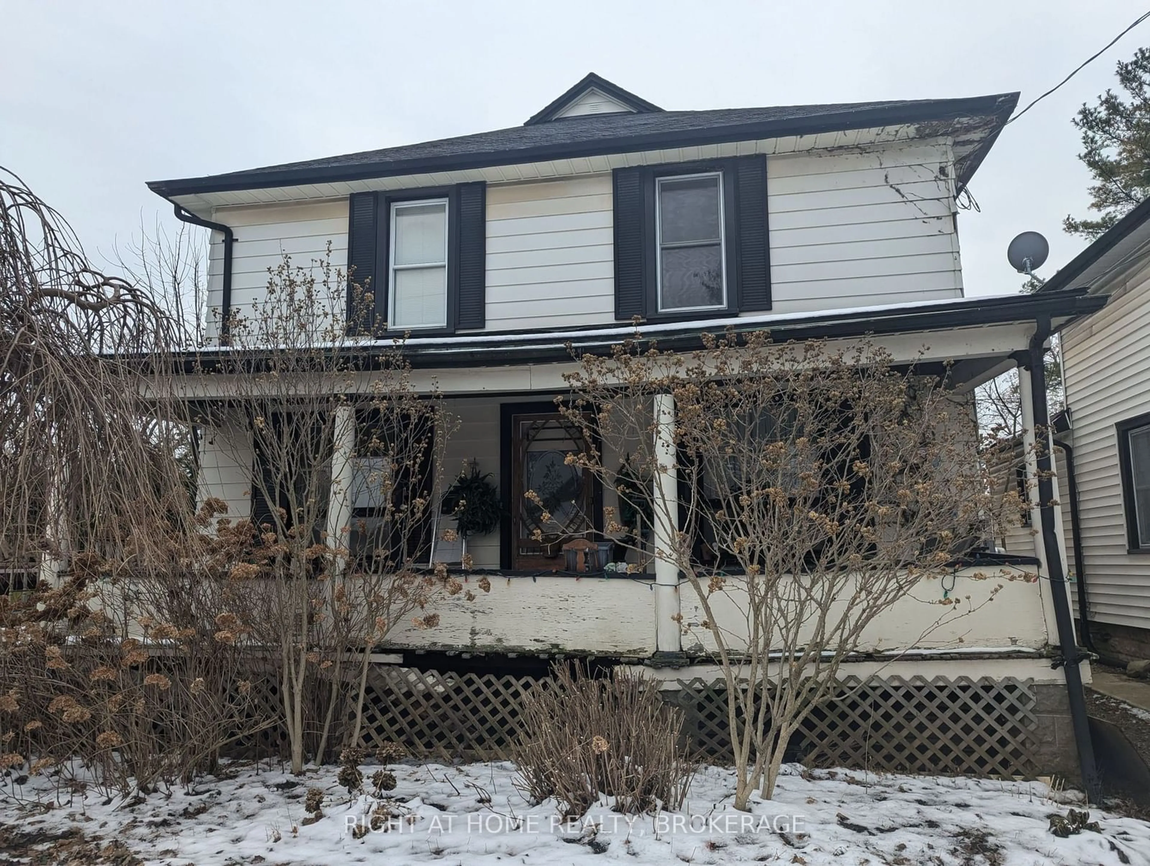 Unknown for 30 Almond St, St. Catharines Ontario L2T 1E9