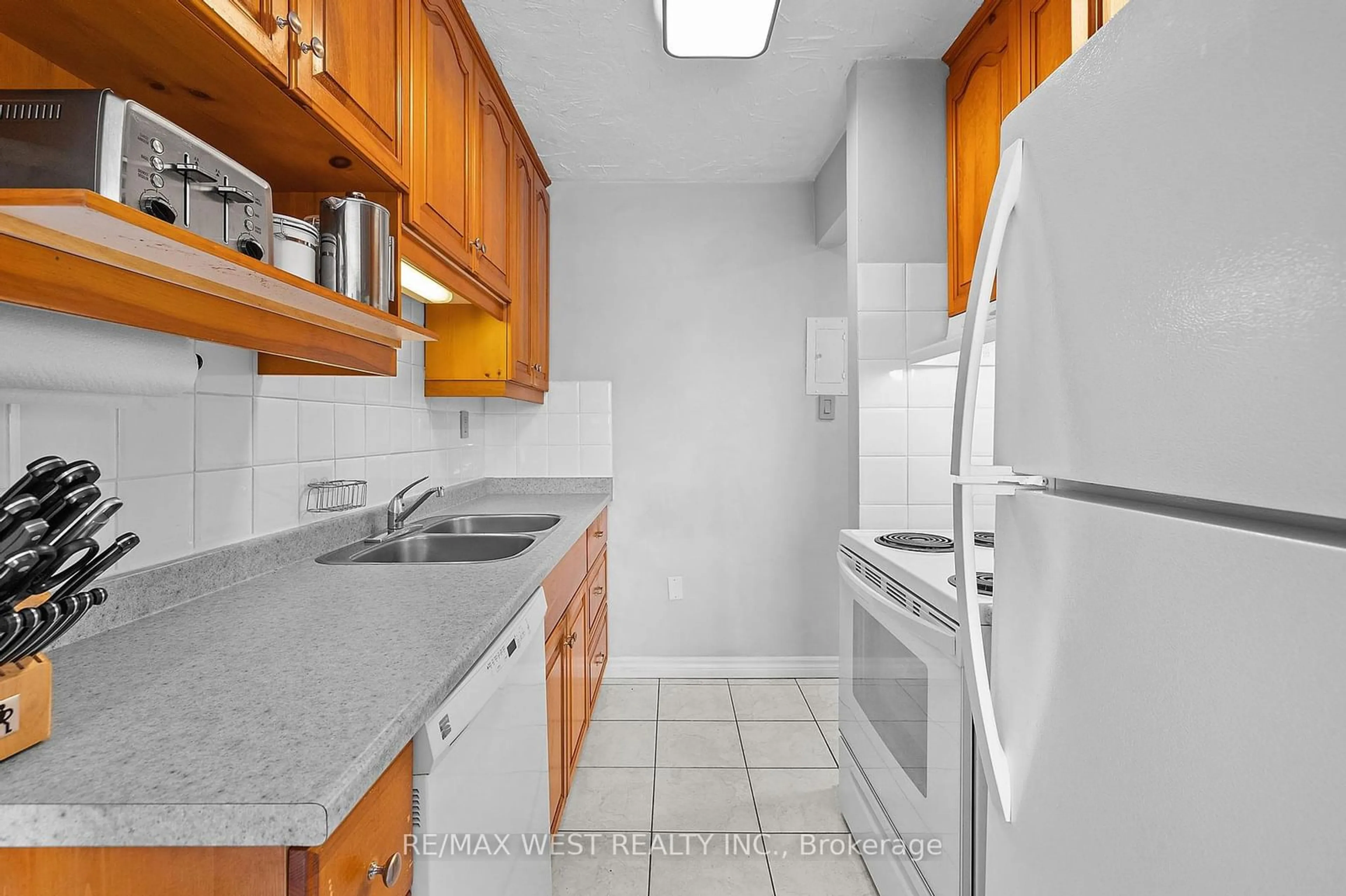 Standard kitchen, unknown for 454 Carlton St #35, St. Catharines Ontario L2M 4X1