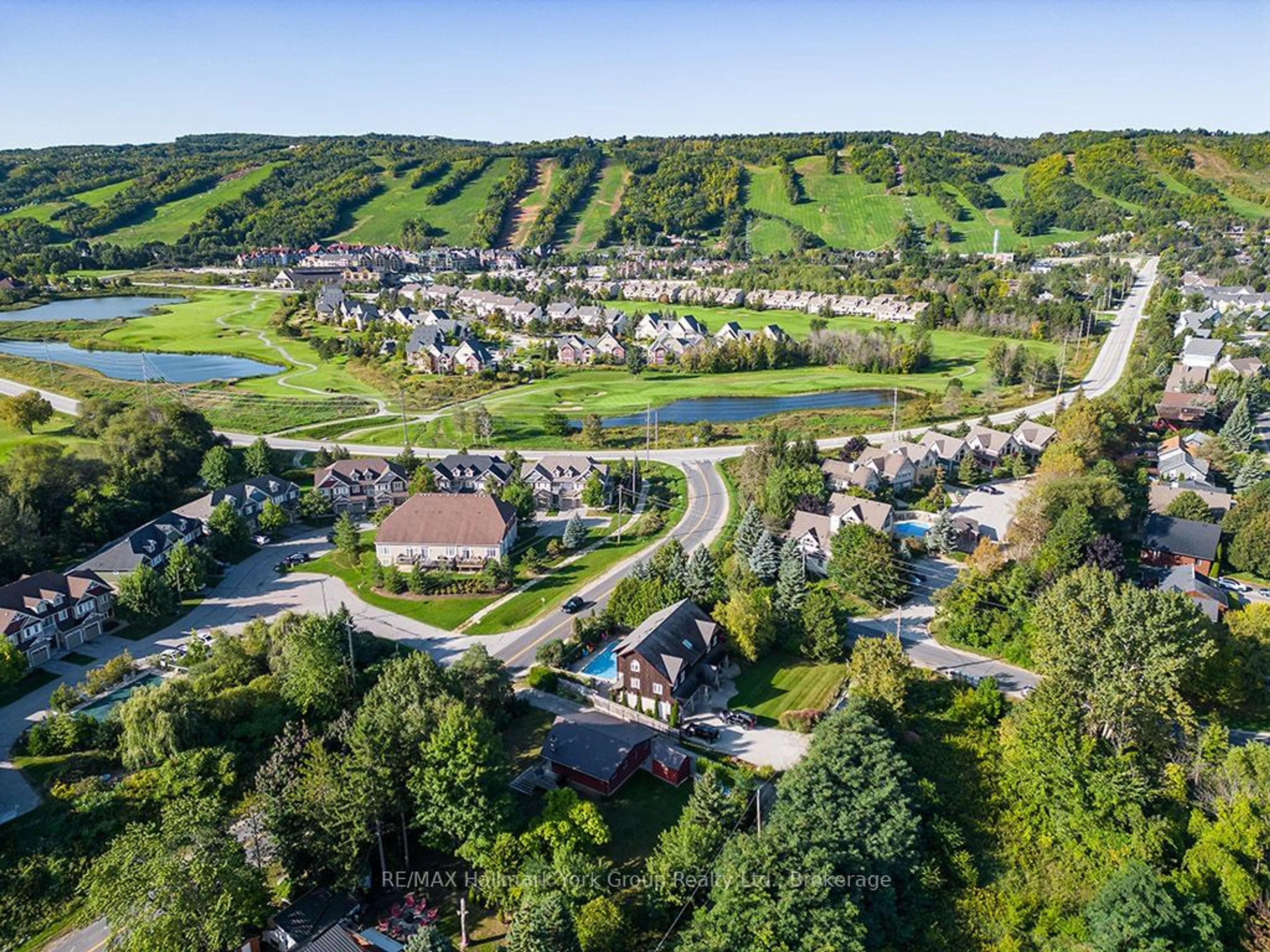 A pic from outside/outdoor area/front of a property/back of a property/a pic from drone, unknown for 104 RIDGEVIEW Dr, Blue Mountains Ontario L9Y 0L4