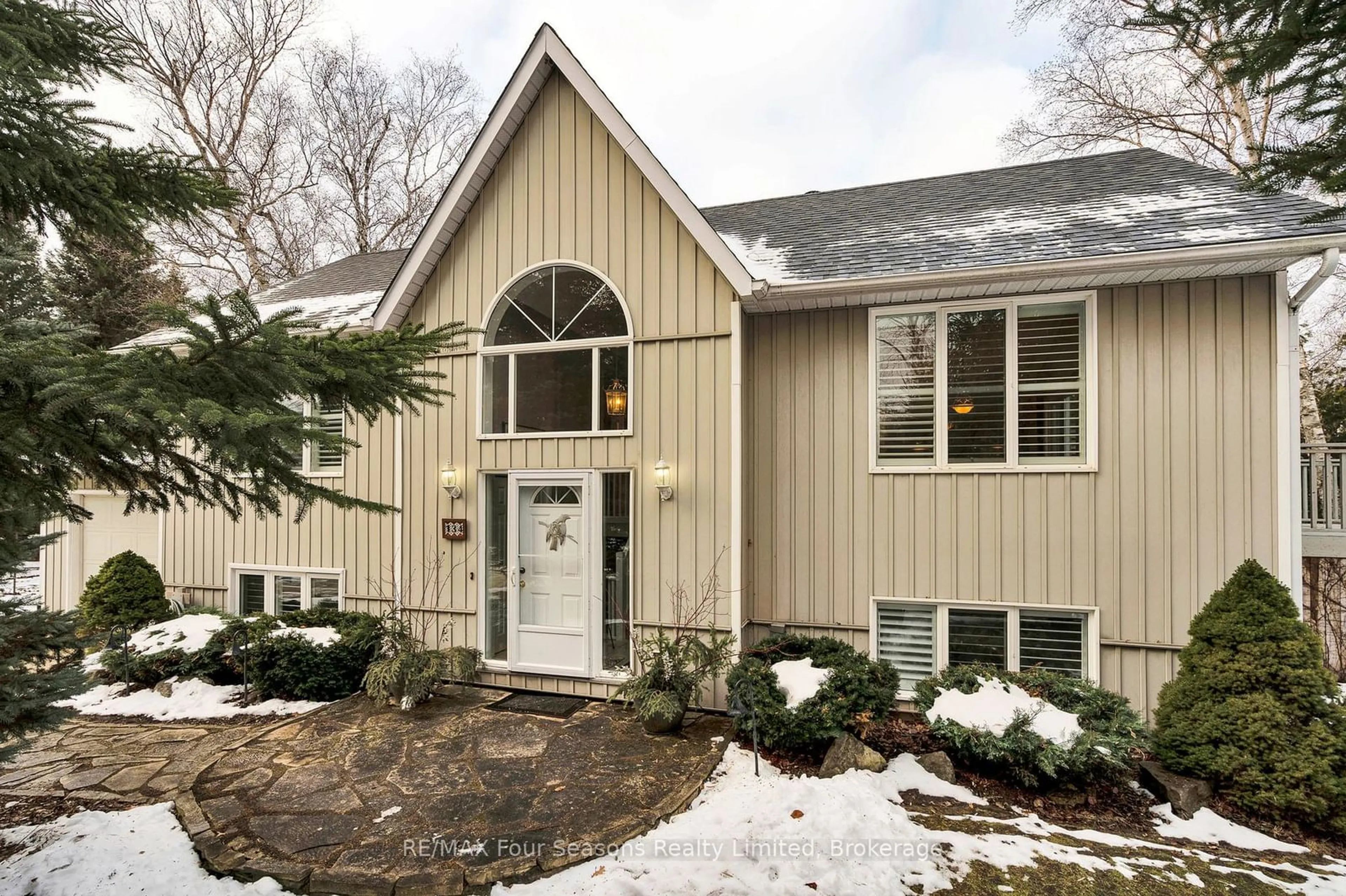 Home with vinyl exterior material, street for 134 Fraser Cres, Blue Mountains Ontario L9Y 0M8