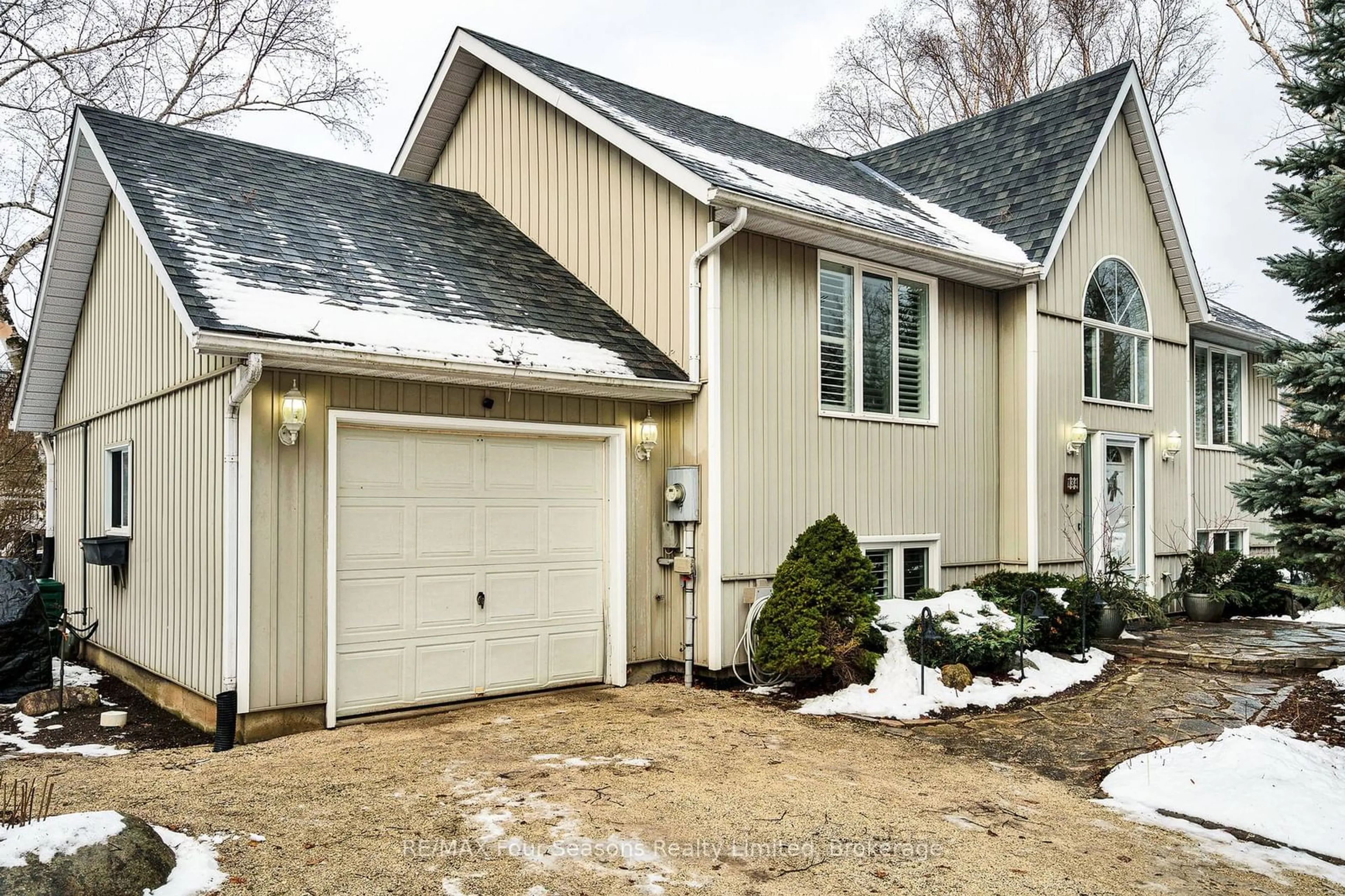 Home with vinyl exterior material, street for 134 Fraser Cres, Blue Mountains Ontario L9Y 0M8