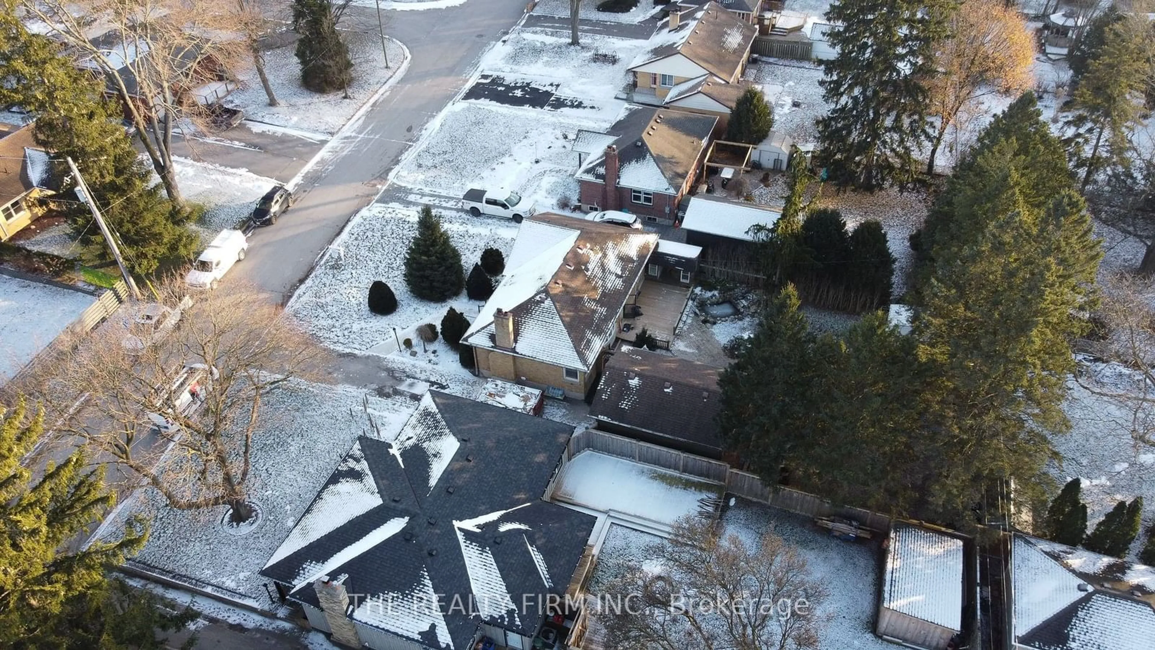 A pic from outside/outdoor area/front of a property/back of a property/a pic from drone, unknown for 365 Colville Blvd, London Ontario N6K 2J4