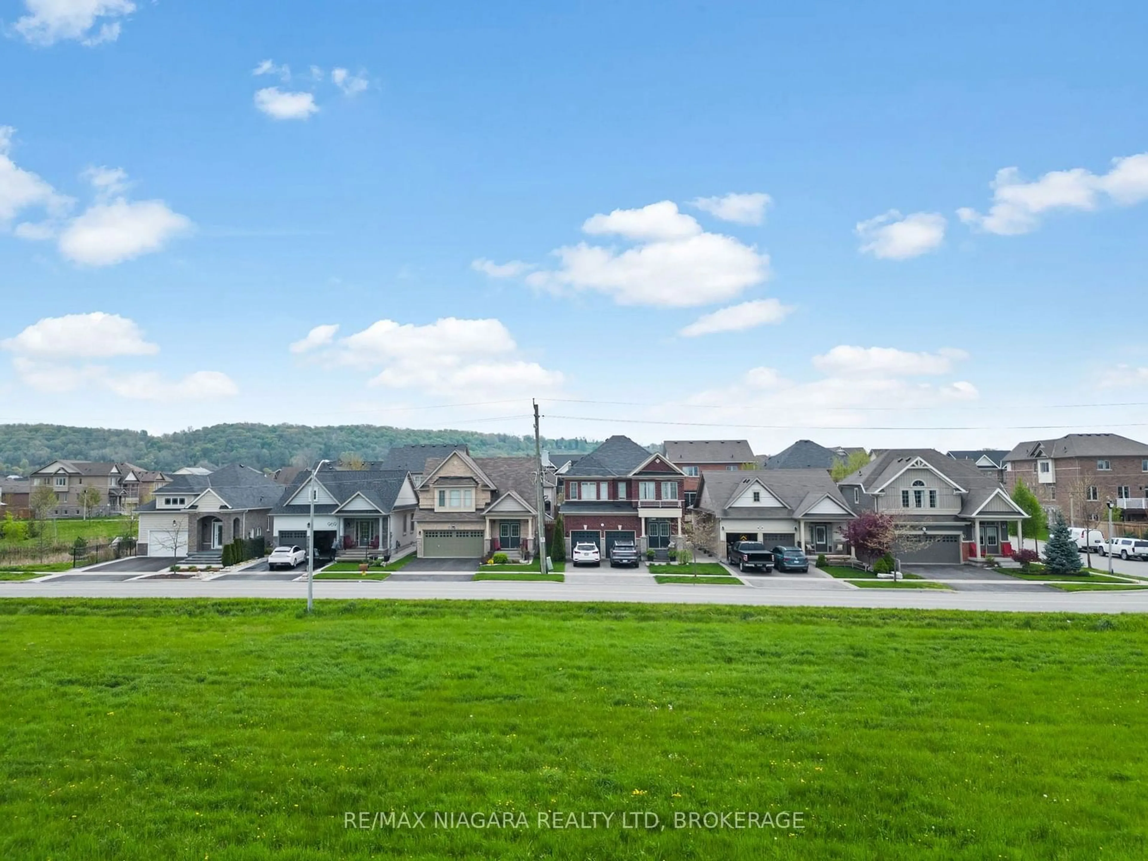 A pic from outside/outdoor area/front of a property/back of a property/a pic from drone, mountain view for 433 Four Mile Creek Rd, Niagara-on-the-Lake Ontario L0S 1N0