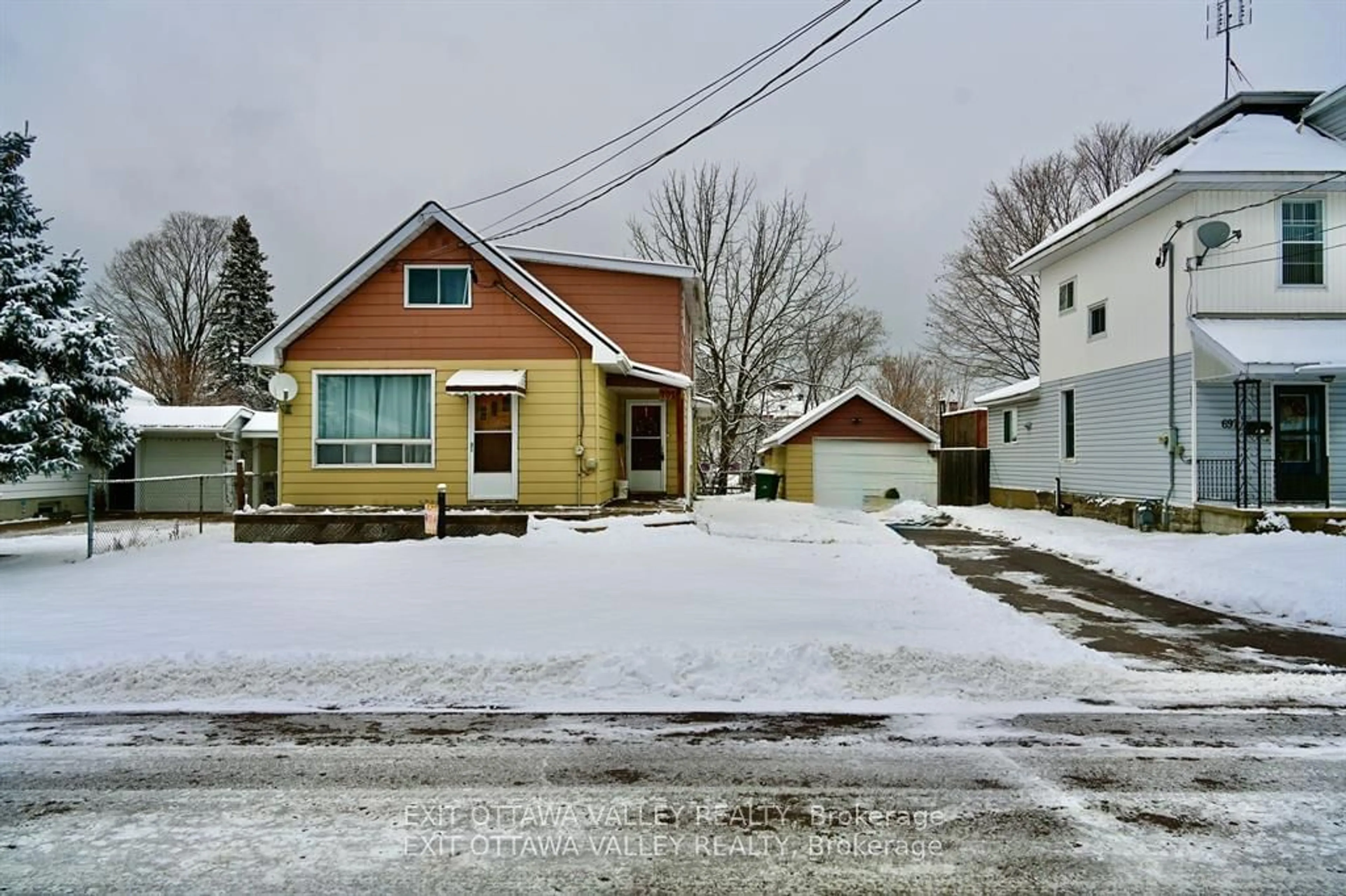 A pic from outside/outdoor area/front of a property/back of a property/a pic from drone, street for 701 Fischer St, Pembroke Ontario K8A 6K4