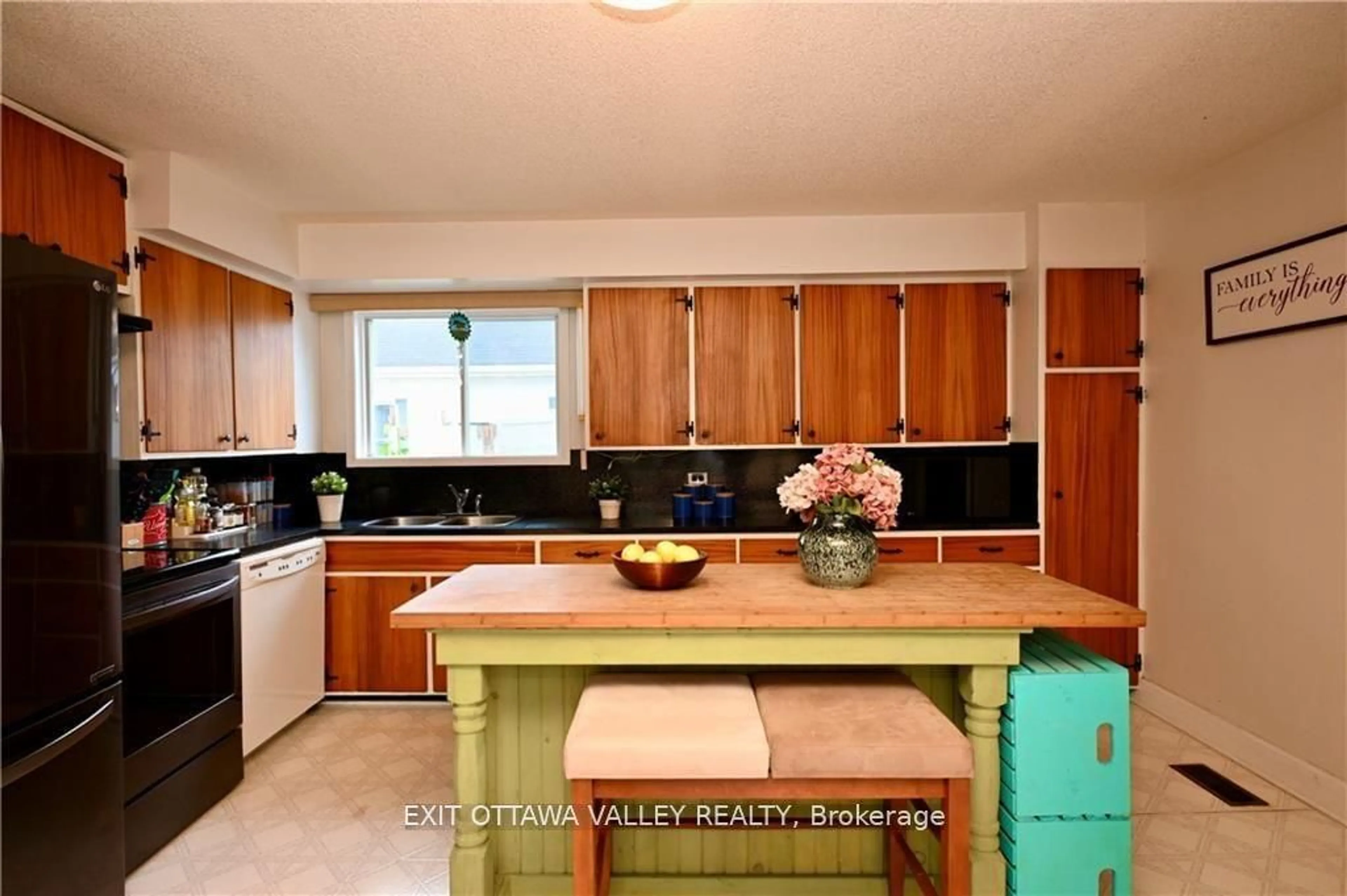 Standard kitchen, ceramic/tile floor for 701 Fischer St, Pembroke Ontario K8A 6K4