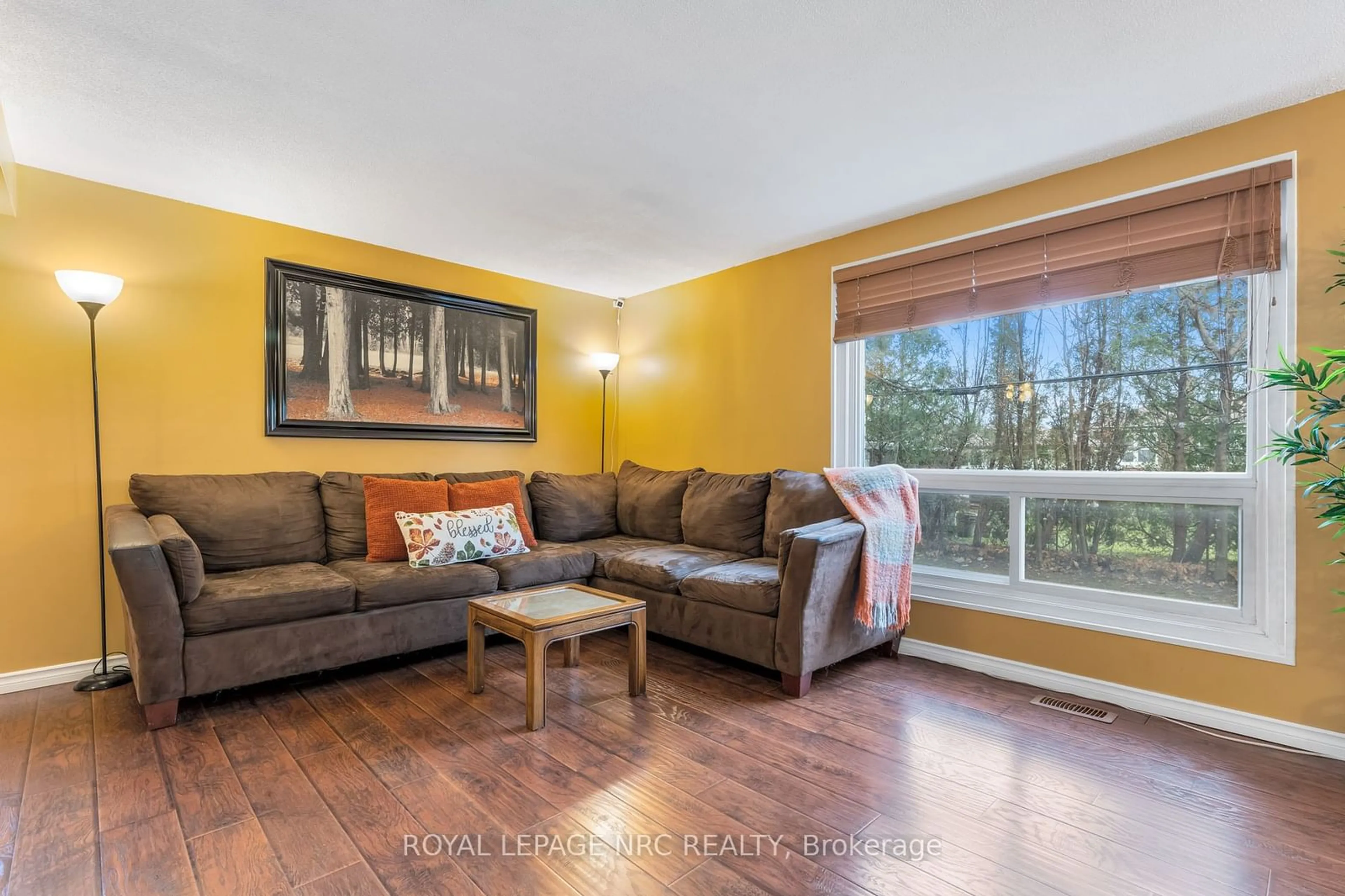 Living room with furniture, wood/laminate floor for 151 Gateshead Cres #89, Hamilton Ontario L8G 3W1