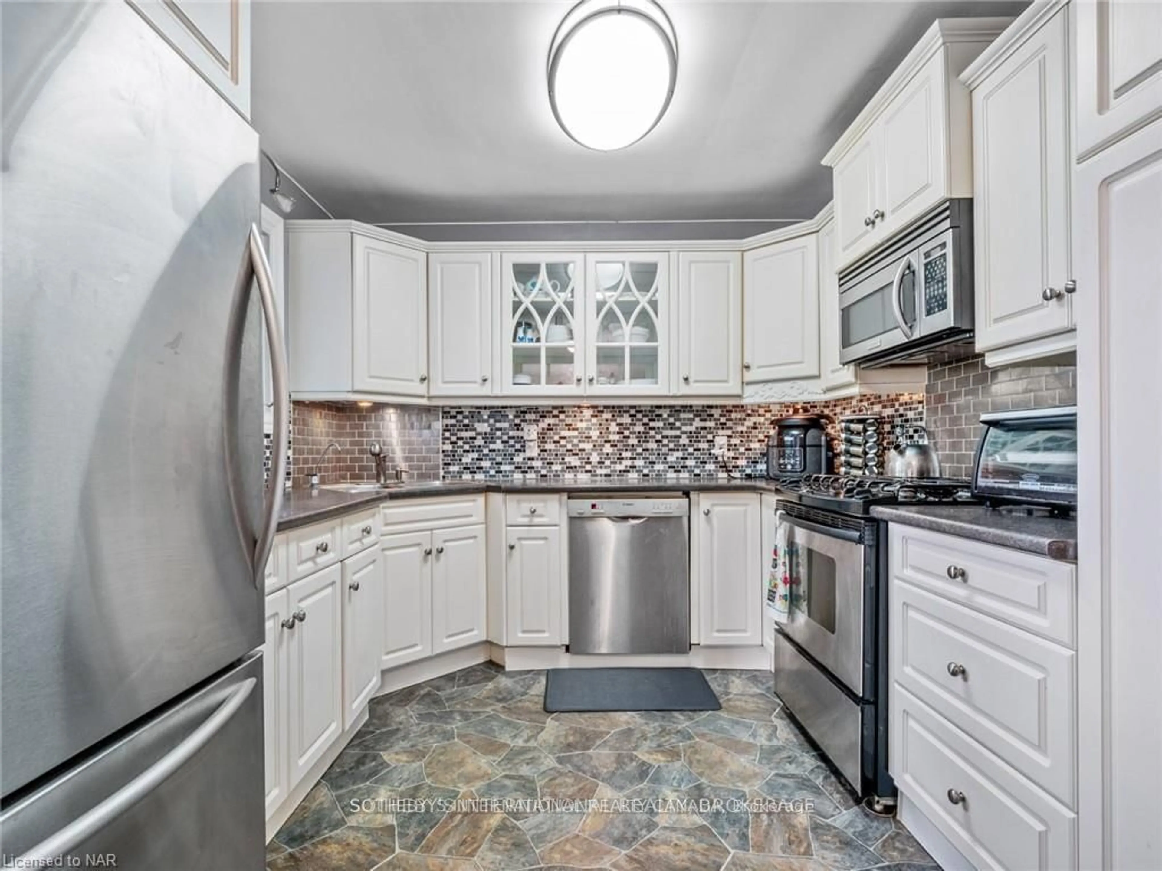 Standard kitchen, ceramic/tile floor for 17 Clearview Hts, St. Catharines Ontario L2T 2W2