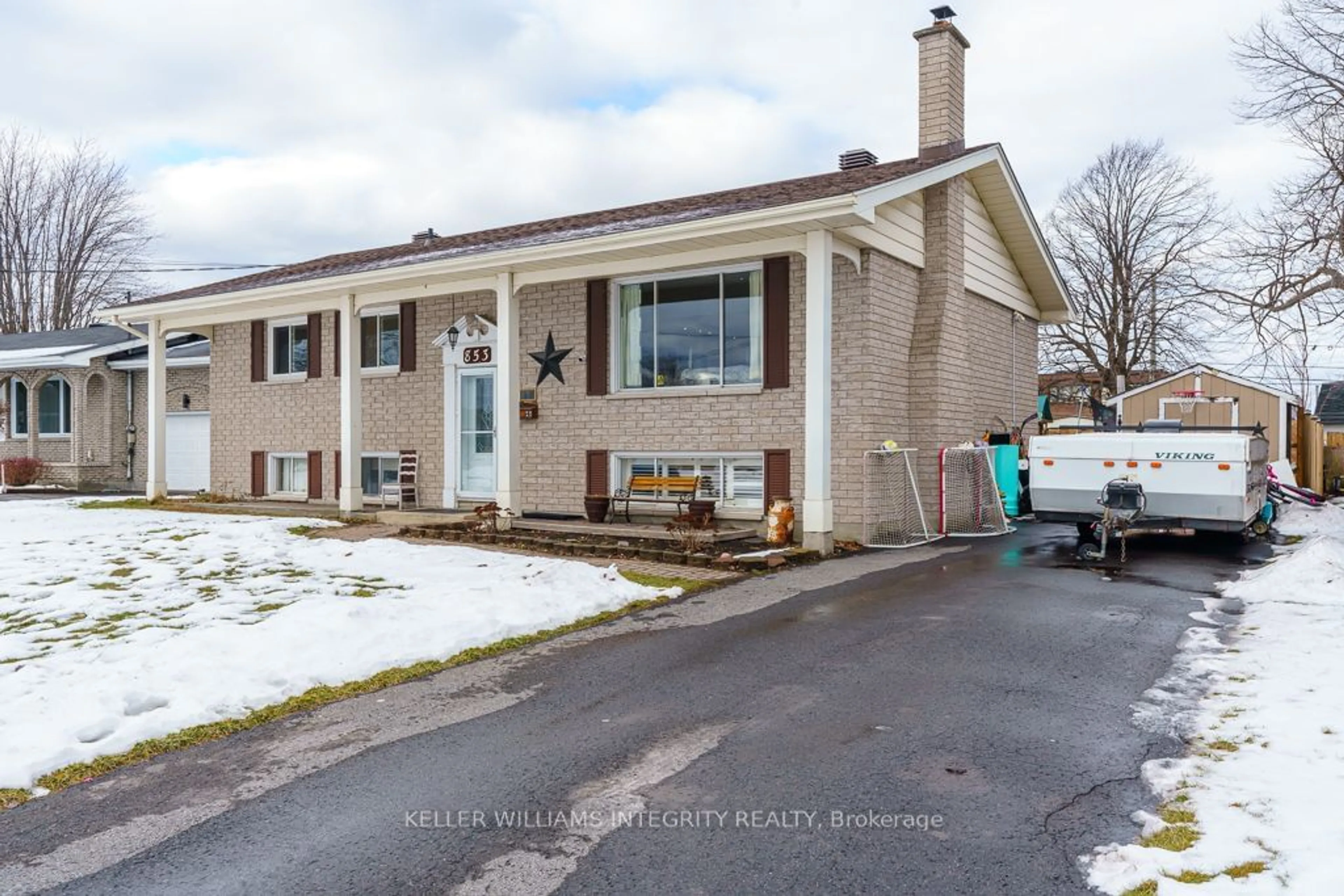 Home with vinyl exterior material, street for 853 Haldimand Cres, Cornwall Ontario K6H 5C9