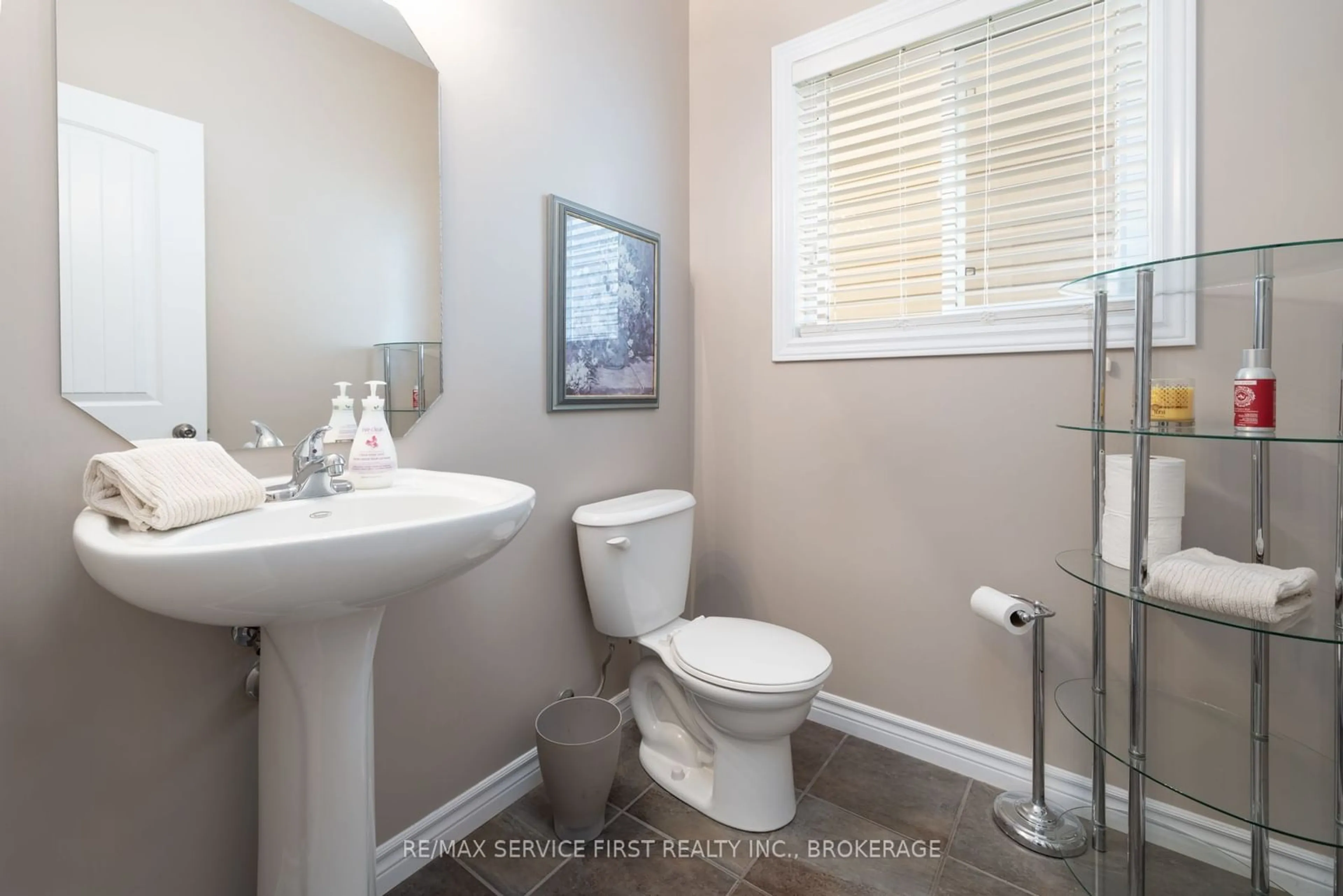 Standard bathroom, ceramic/tile floor for 2630 Delmar St, Kingston Ontario K7P 0J1