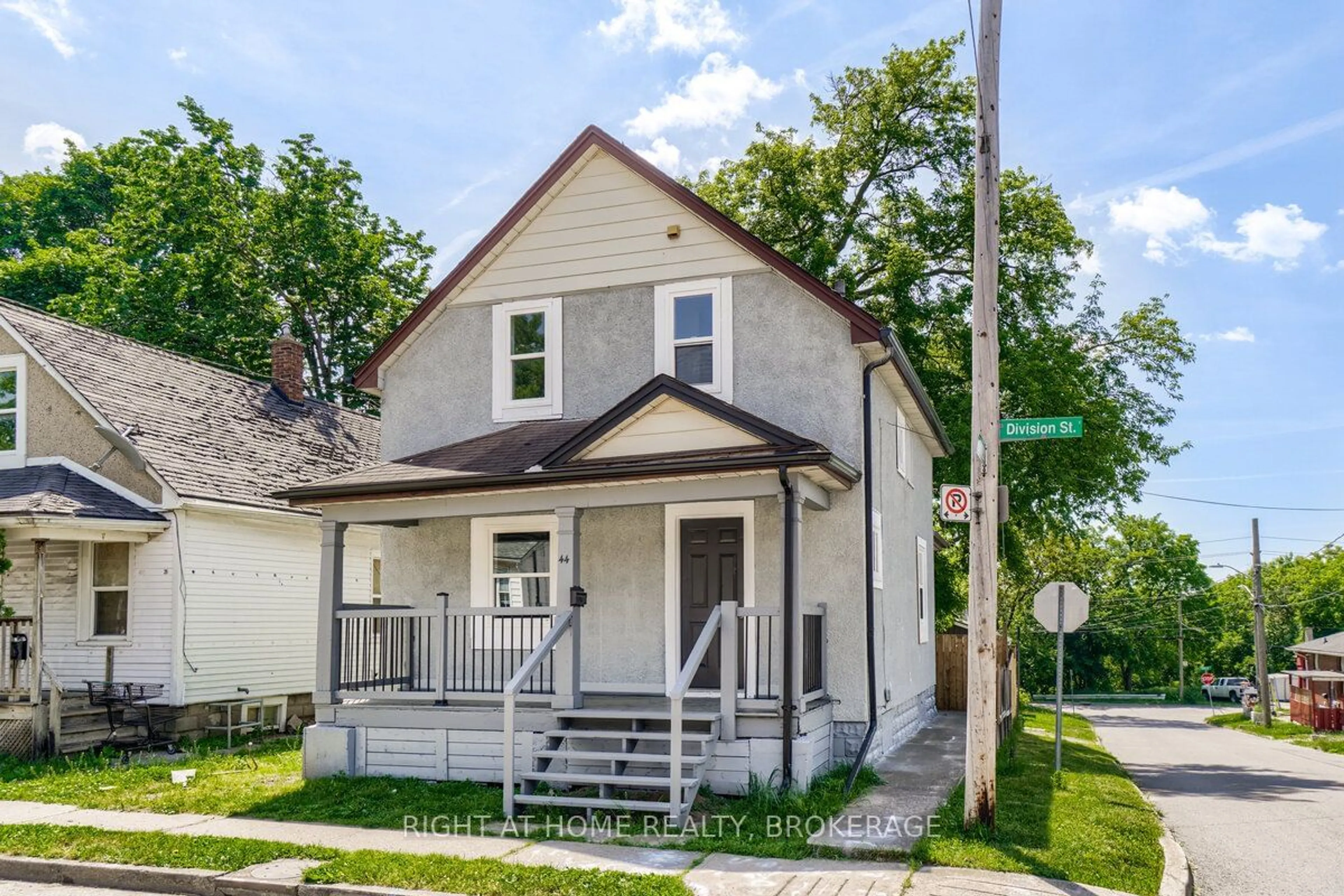 Home with vinyl exterior material, street for 44 Division St, St. Catharines Ontario L2R 3G5