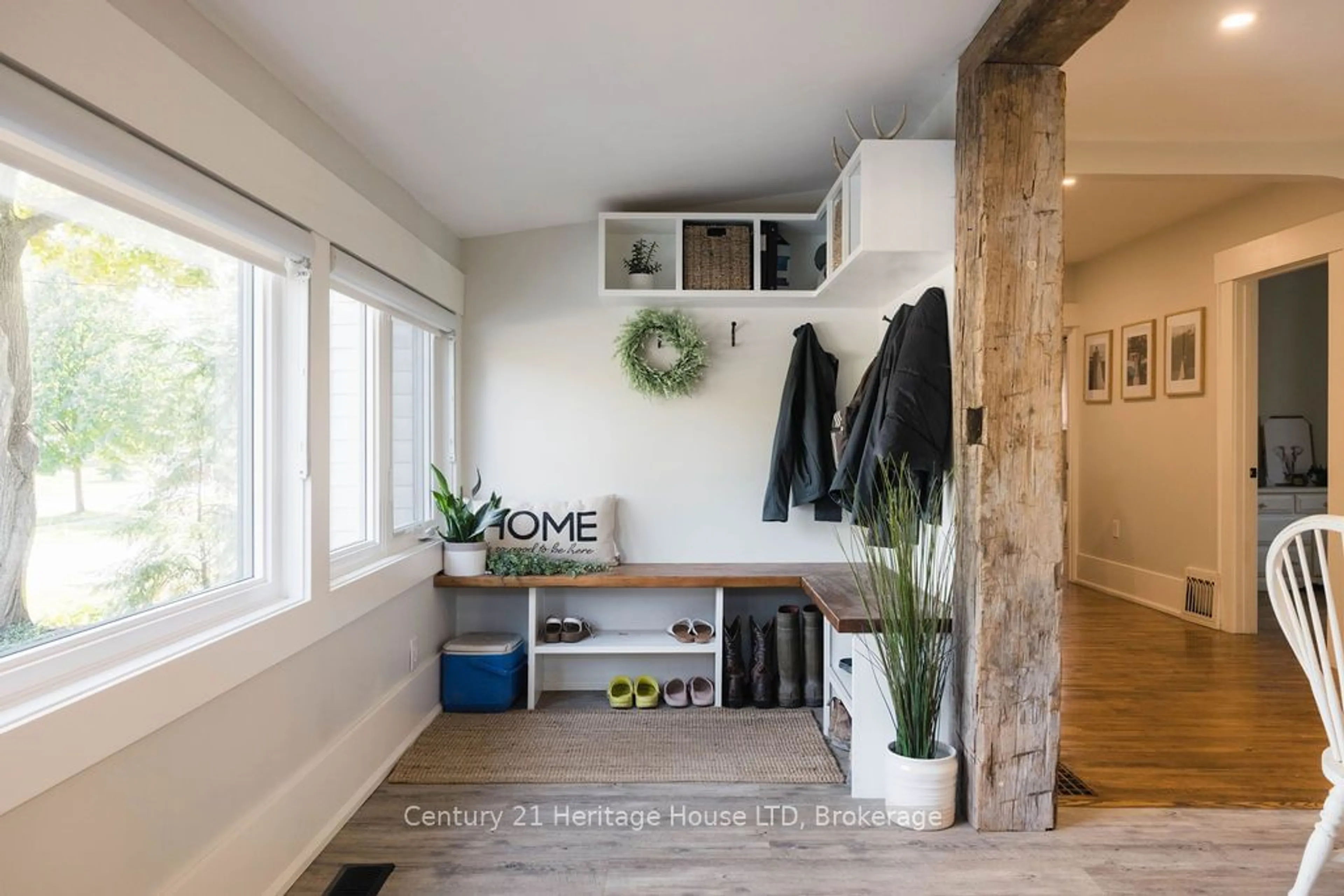 Indoor entryway for 241 FIRST Ave, Welland Ontario L3C 1Y7