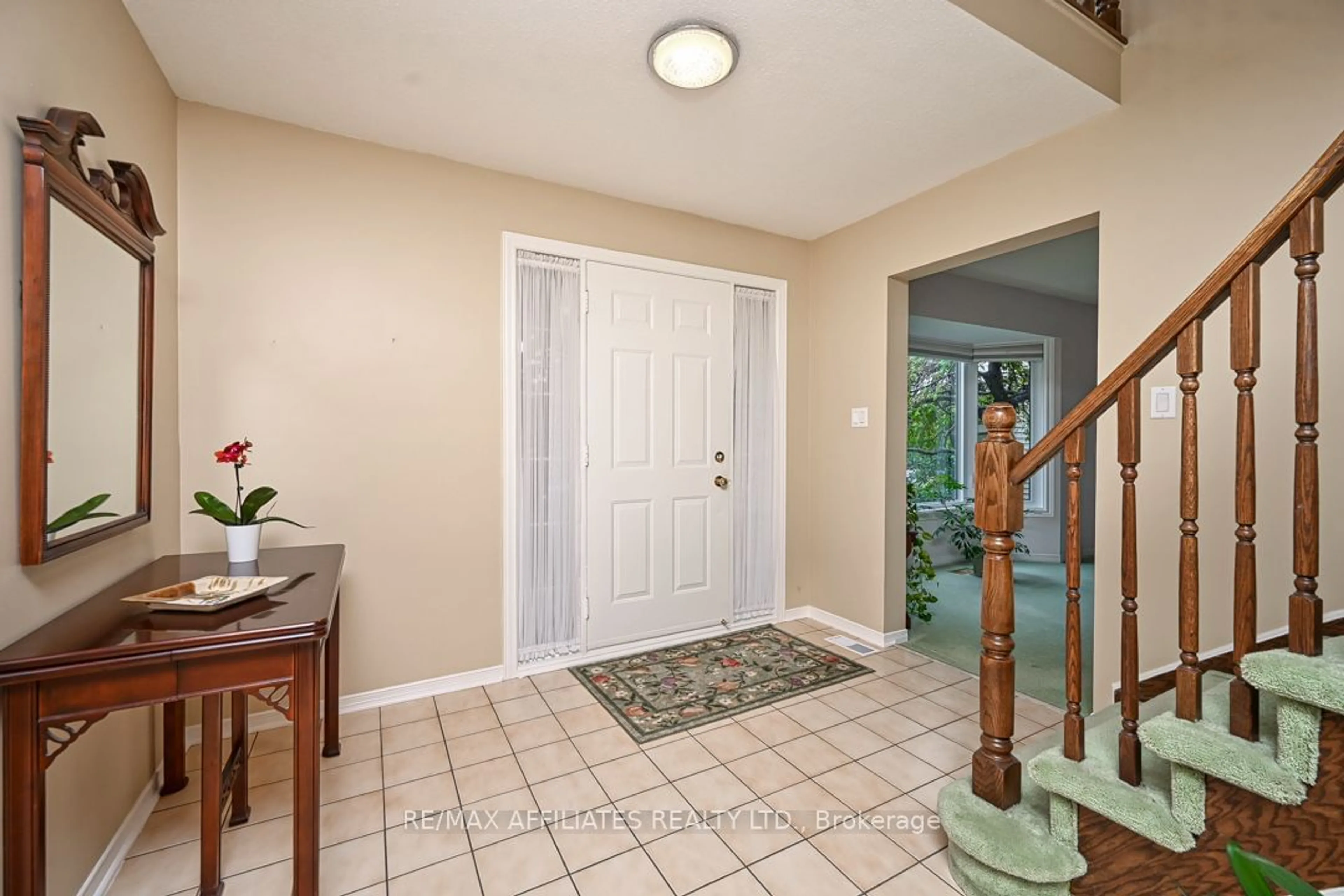 Indoor entryway for 763 MONTCREST Dr, Orleans - Cumberland and Area Ontario K4A 2N1