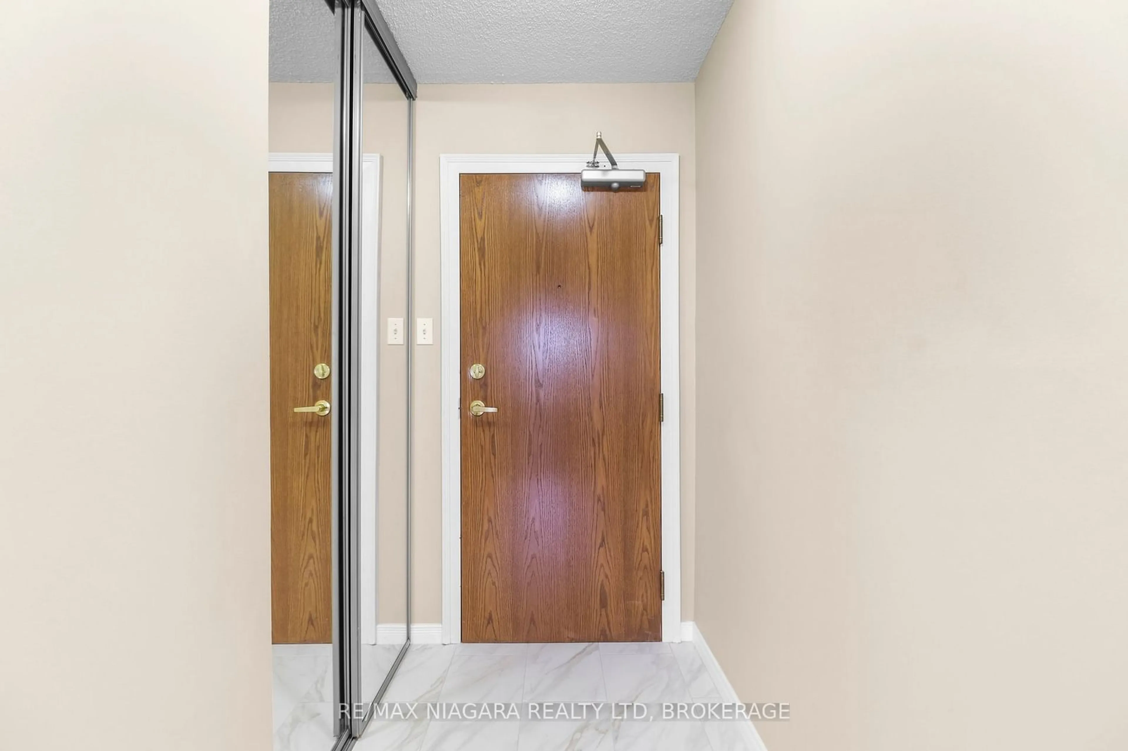 Indoor entryway for 5100 DORCHESTER Rd #303, Niagara Falls Ontario L2E 7H4