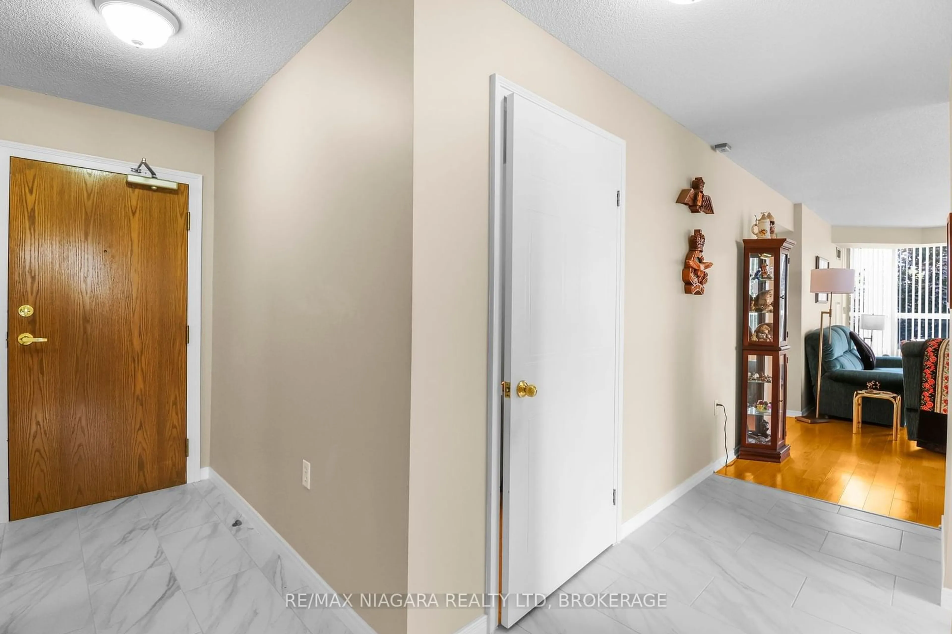 Indoor entryway for 5100 DORCHESTER Rd #303, Niagara Falls Ontario L2E 7H4