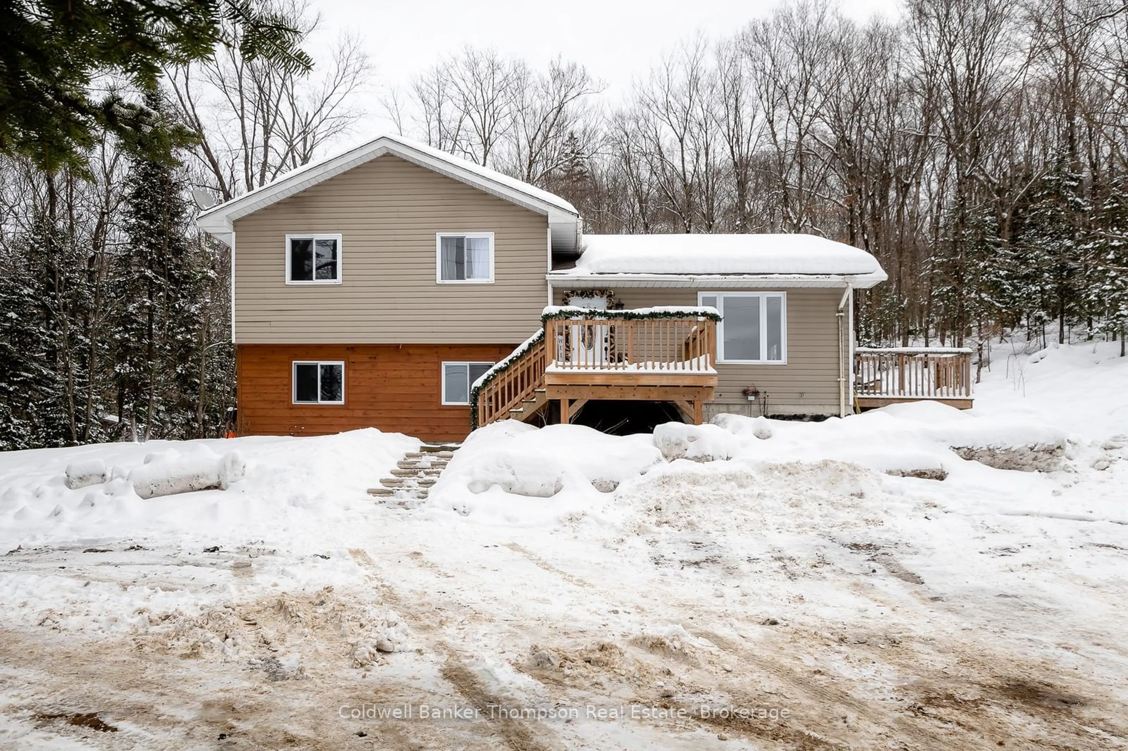 Home with vinyl exterior material, unknown for 751 Old Muskoka Rd, Huntsville Ontario P0B 1M0