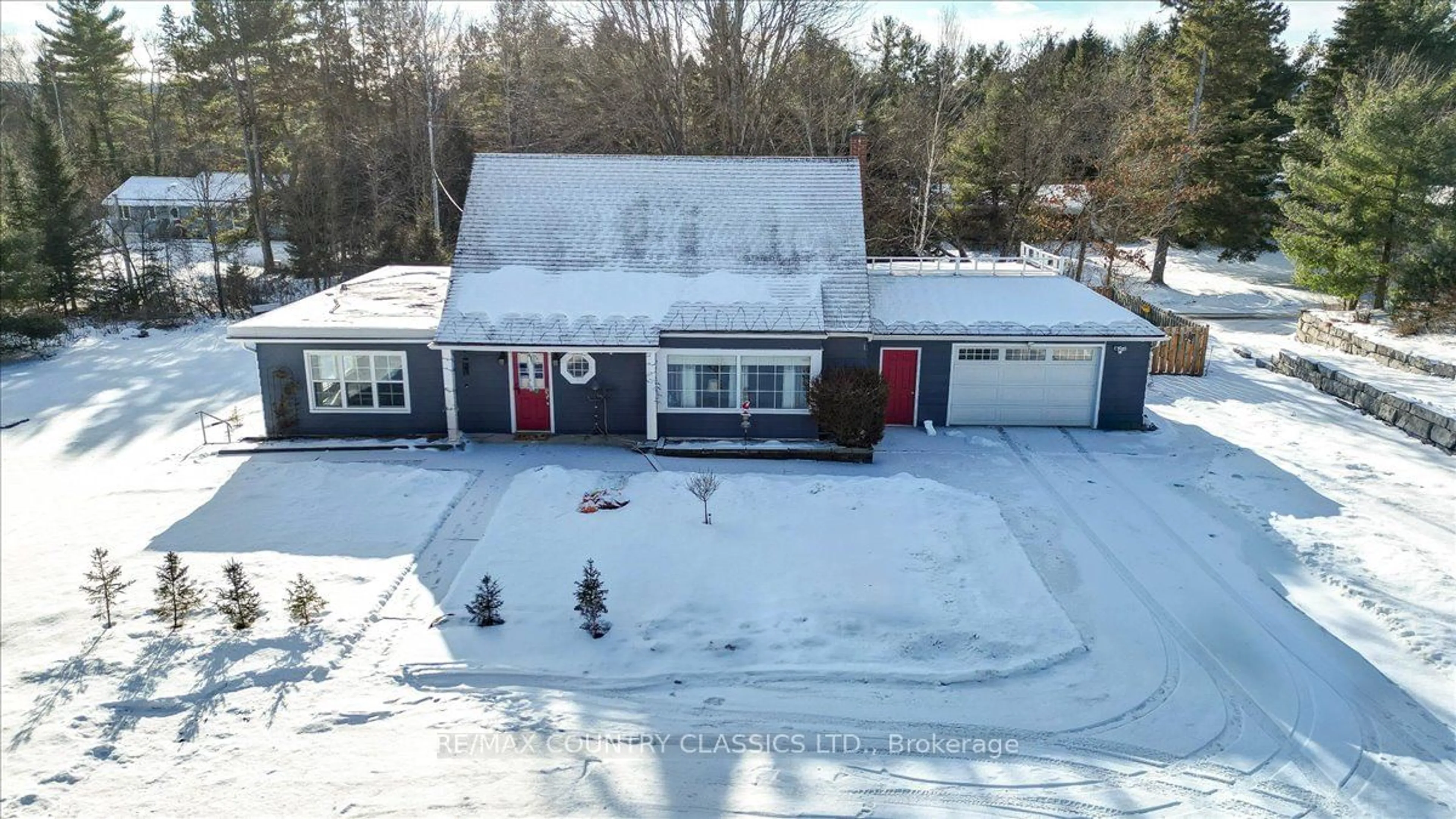 A pic from outside/outdoor area/front of a property/back of a property/a pic from drone, building for 574 Hastings St, Bancroft Ontario K0L 1C0