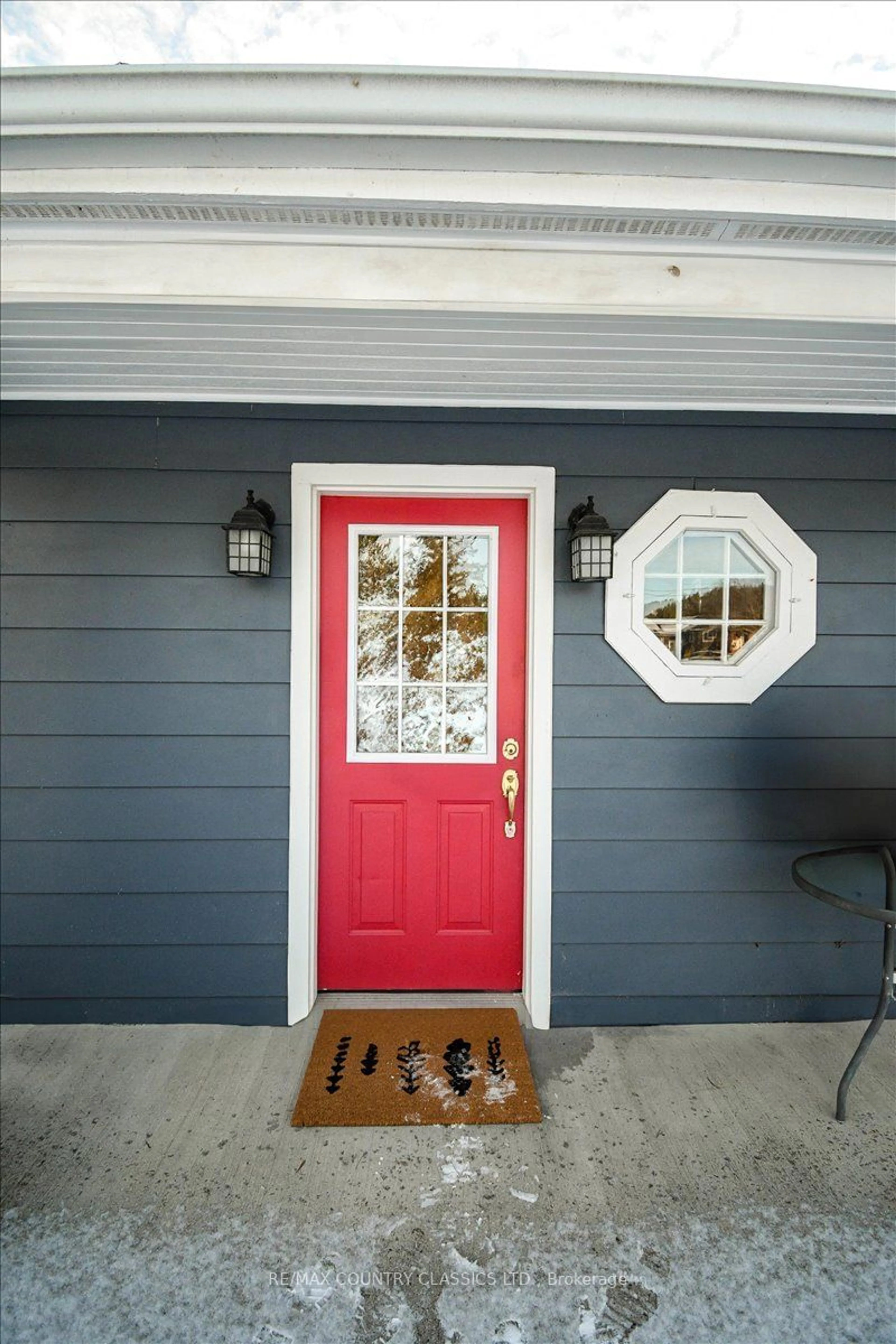 Indoor entryway for 574 Hastings St, Bancroft Ontario K0L 1C0