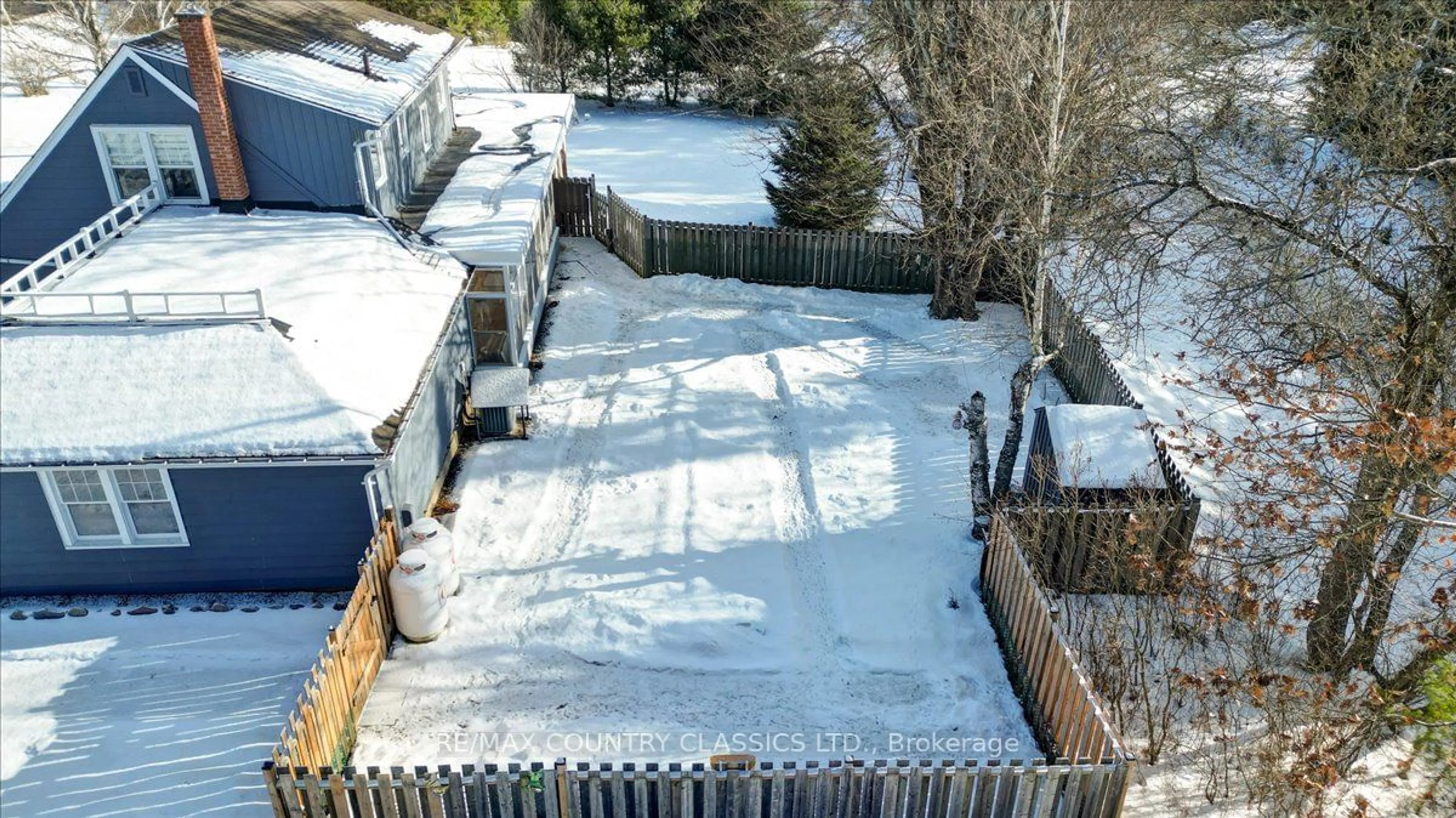 A pic from outside/outdoor area/front of a property/back of a property/a pic from drone, street for 574 Hastings St, Bancroft Ontario K0L 1C0