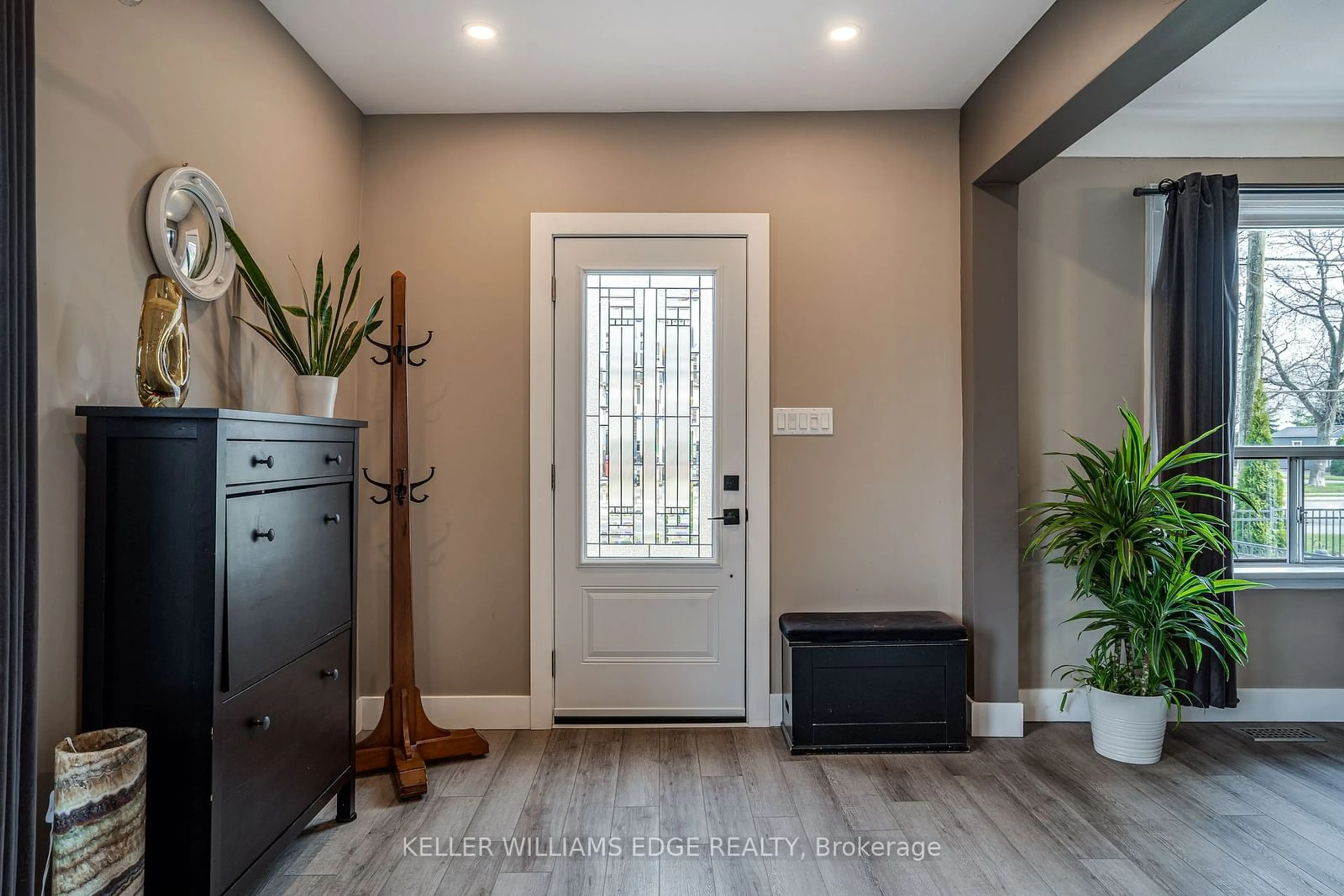 Indoor entryway for 752 Beach Blvd, Hamilton Ontario L8H 6Y9