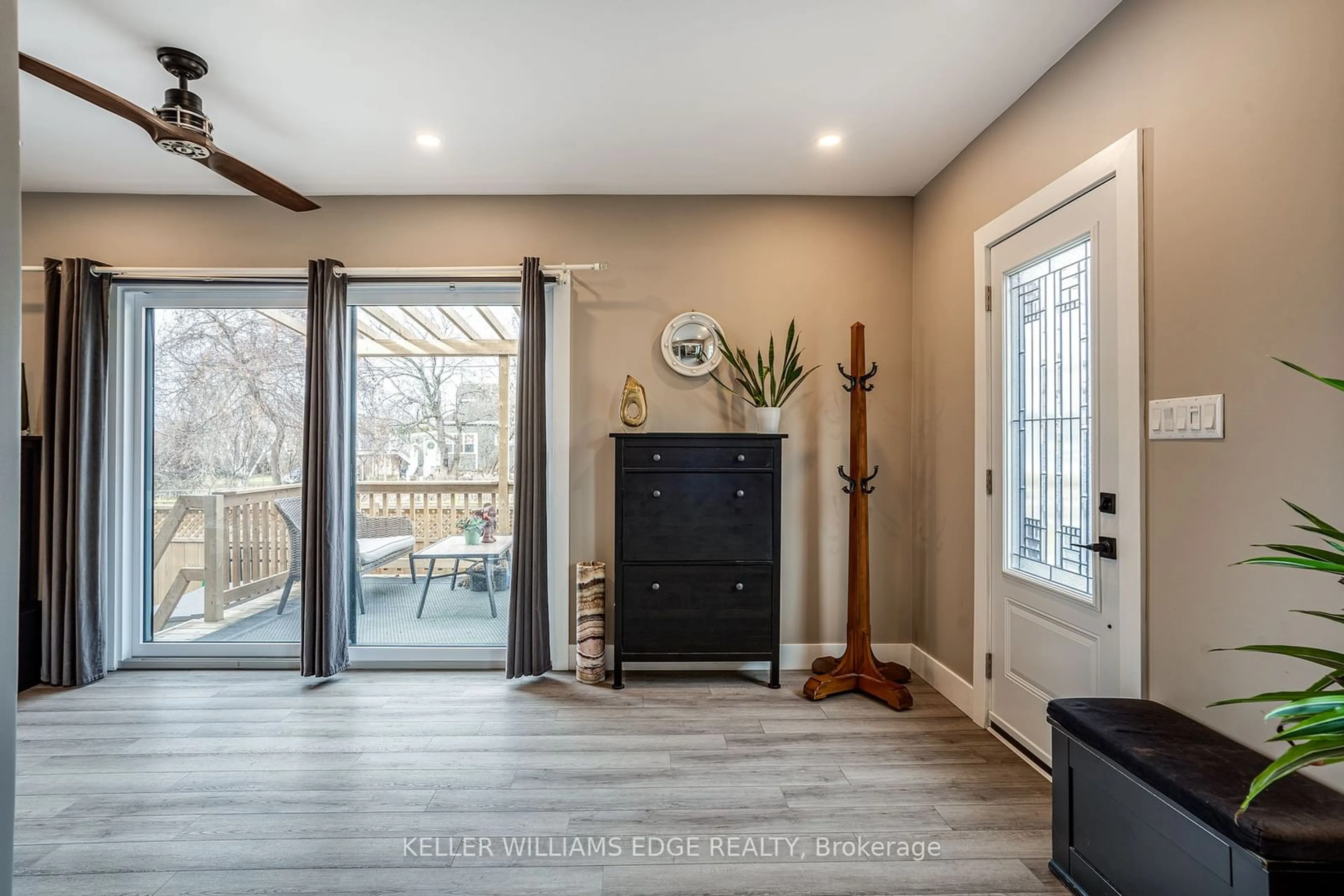 Indoor entryway for 752 Beach Blvd, Hamilton Ontario L8H 6Y9