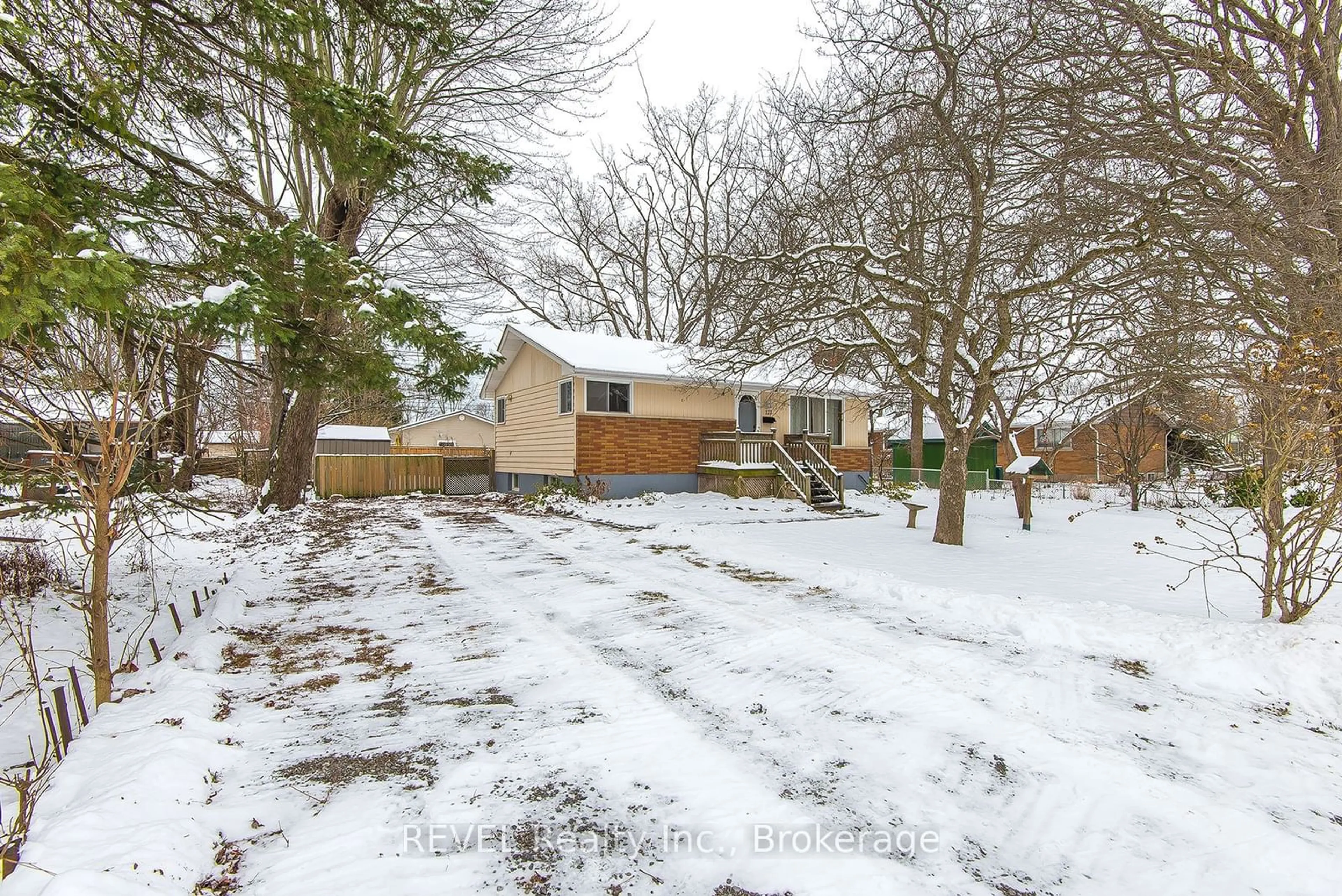 A pic from outside/outdoor area/front of a property/back of a property/a pic from drone, street for 121 Forks Rd, Welland Ontario L3B 5K6