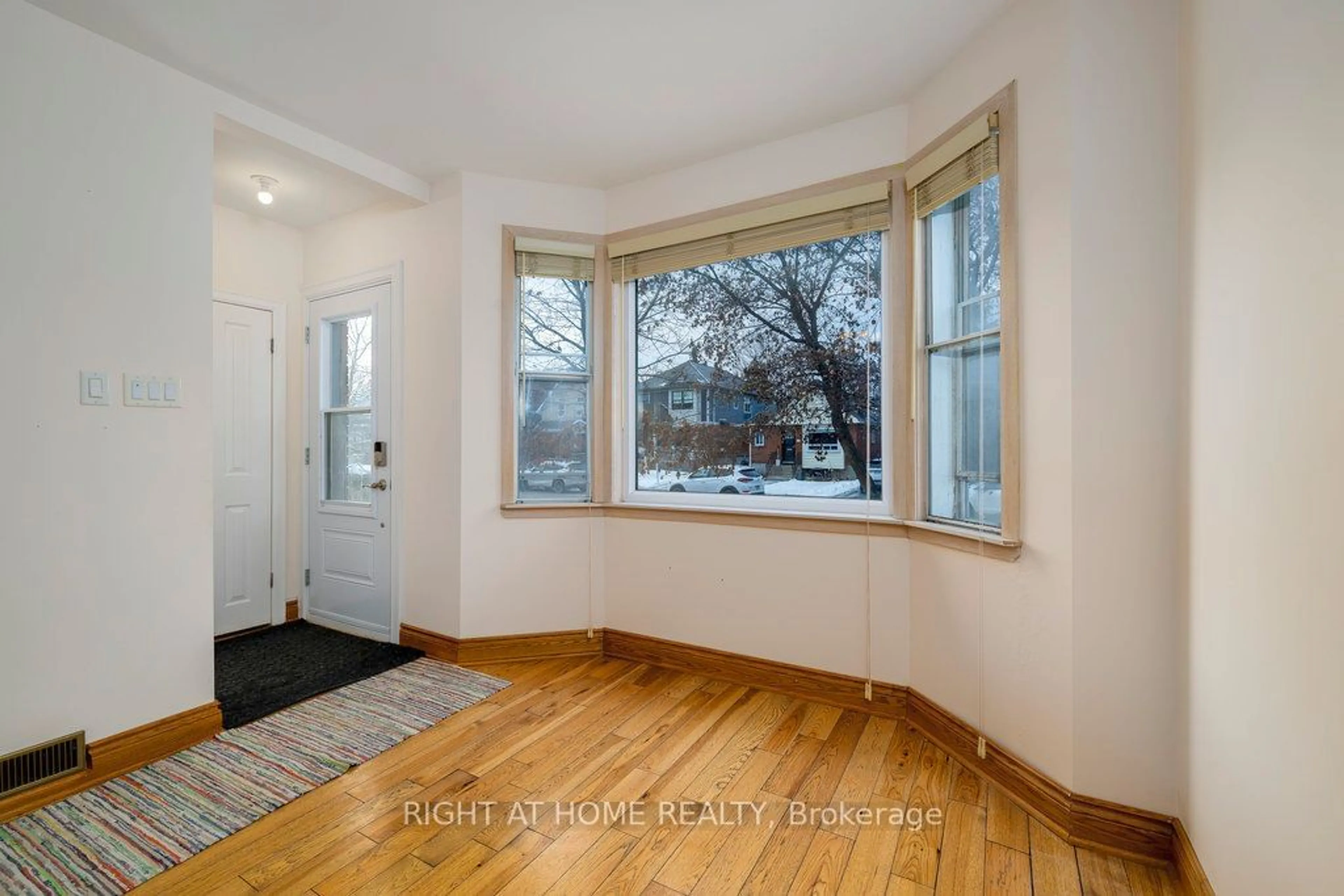 Indoor entryway for 211 MCGILLIVRAY St, Glebe - Ottawa East and Area Ontario K1S 1K9