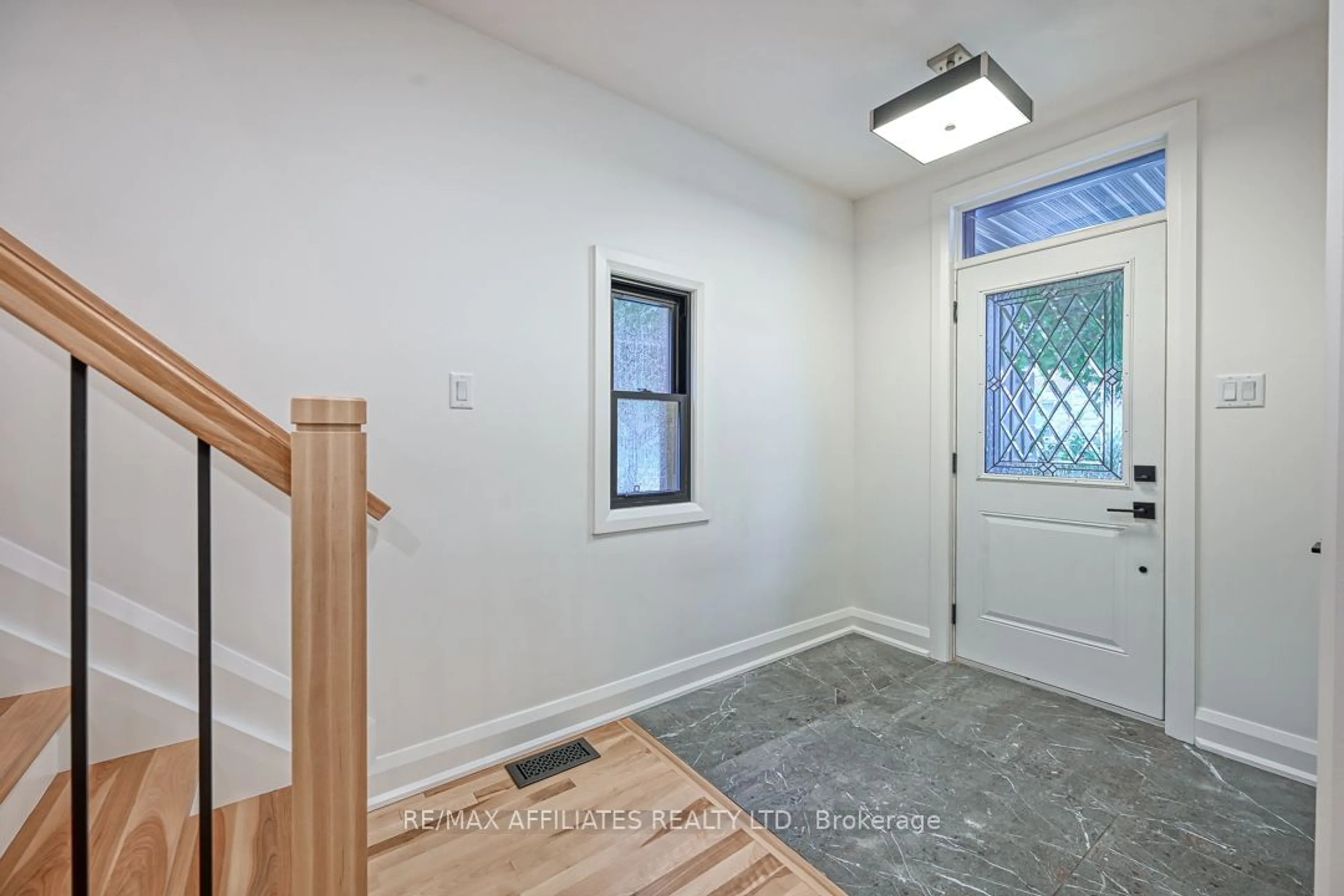 Indoor entryway for 18 HOPEWELL Ave, Ottawa Ontario K1S 2Y8