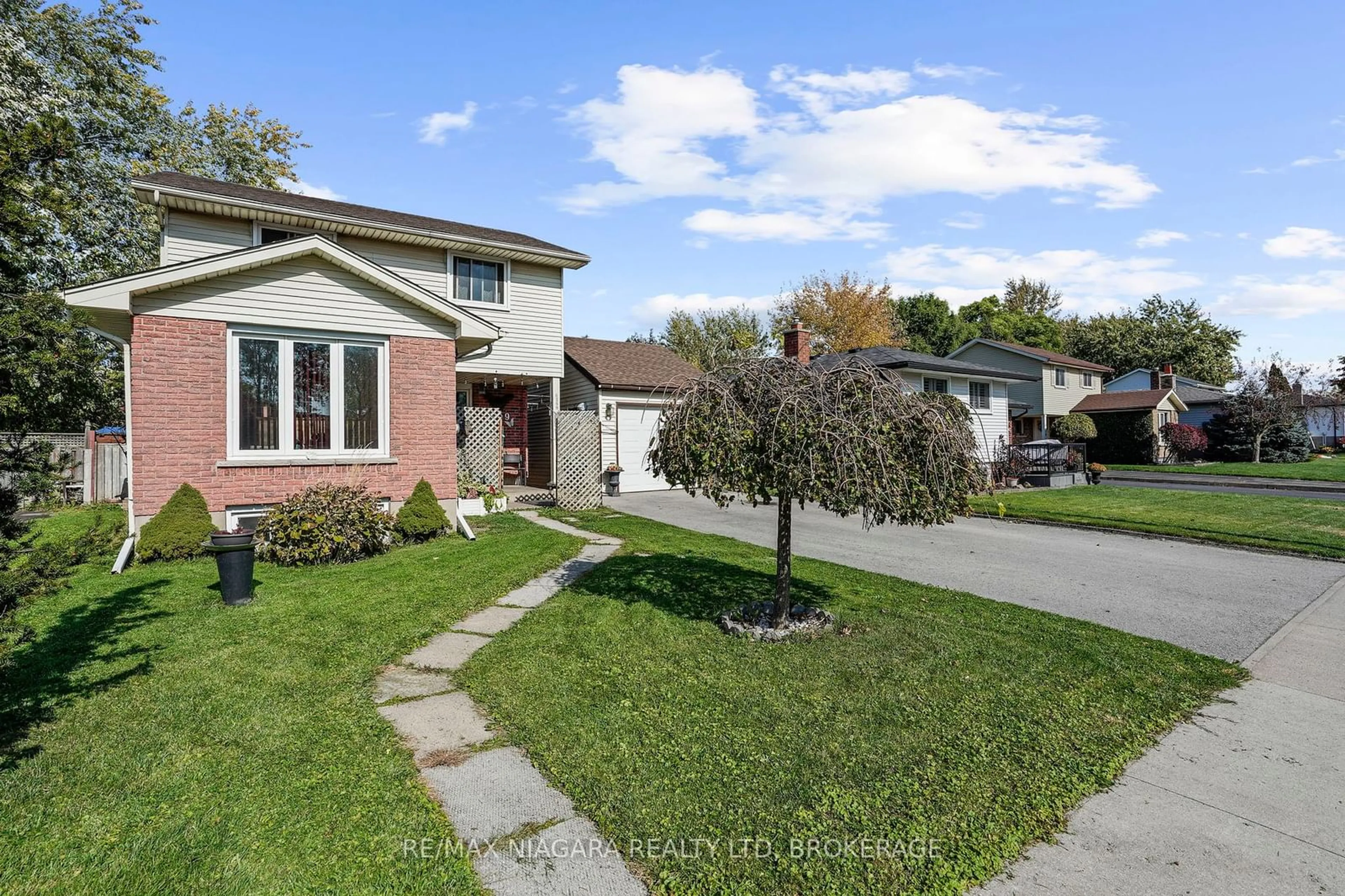 A pic from outside/outdoor area/front of a property/back of a property/a pic from drone, street for 6159 VILLAGE Cres, Niagara Falls Ontario L2G 7M3