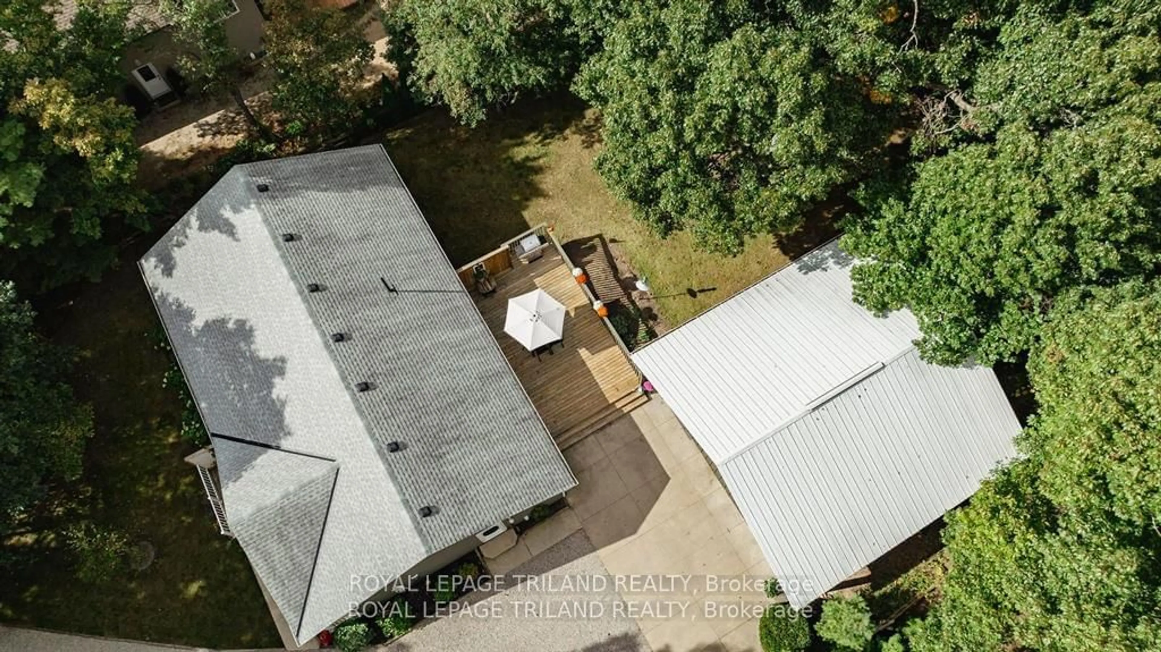 A pic from outside/outdoor area/front of a property/back of a property/a pic from drone, unknown for 8846 Timberwood Tr, Lambton Shores Ontario N0M 1T0