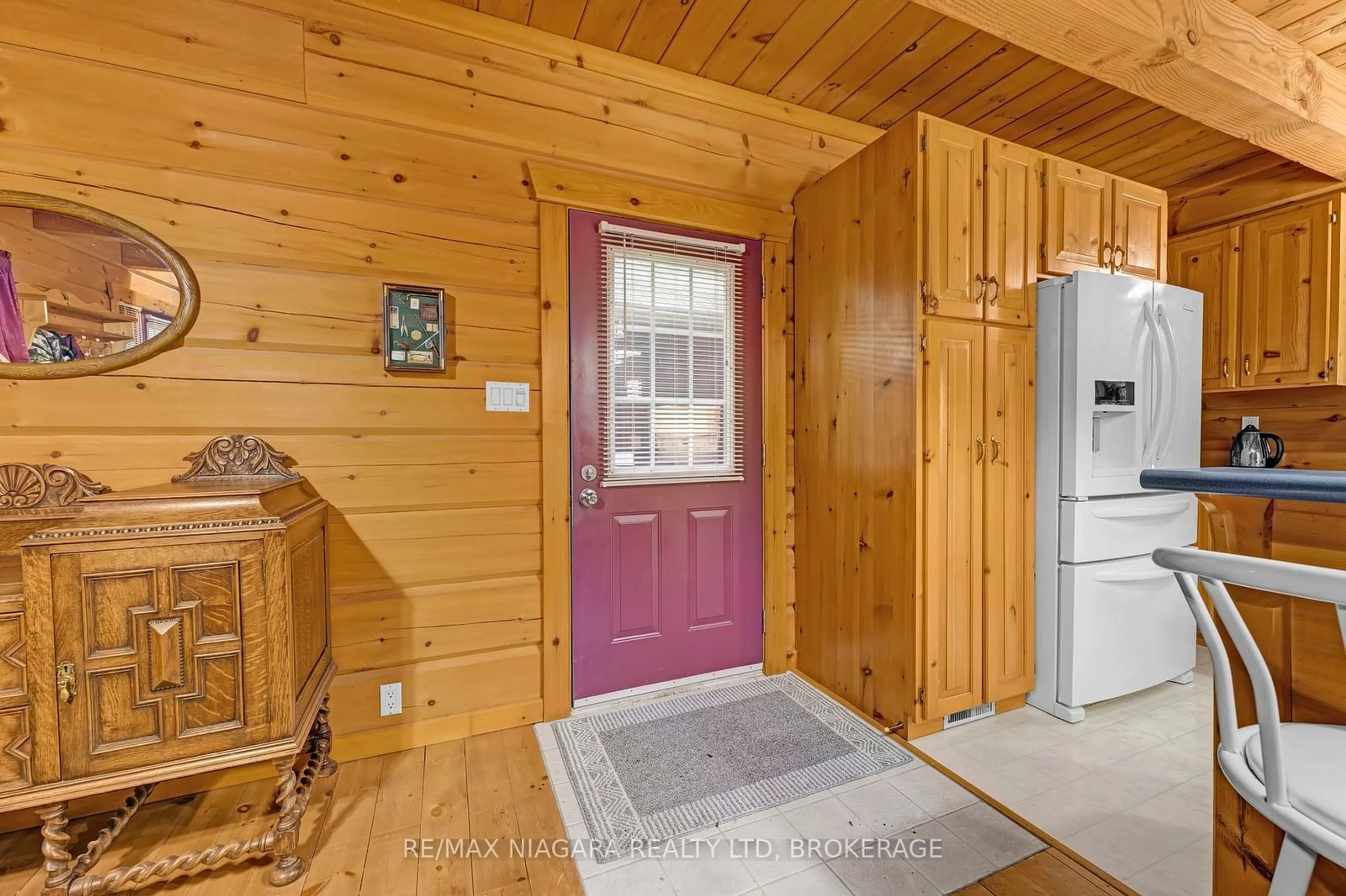 Indoor entryway for 8 FOUR MILE CREEK Rd, Niagara-on-the-Lake Ontario L0S 1J0