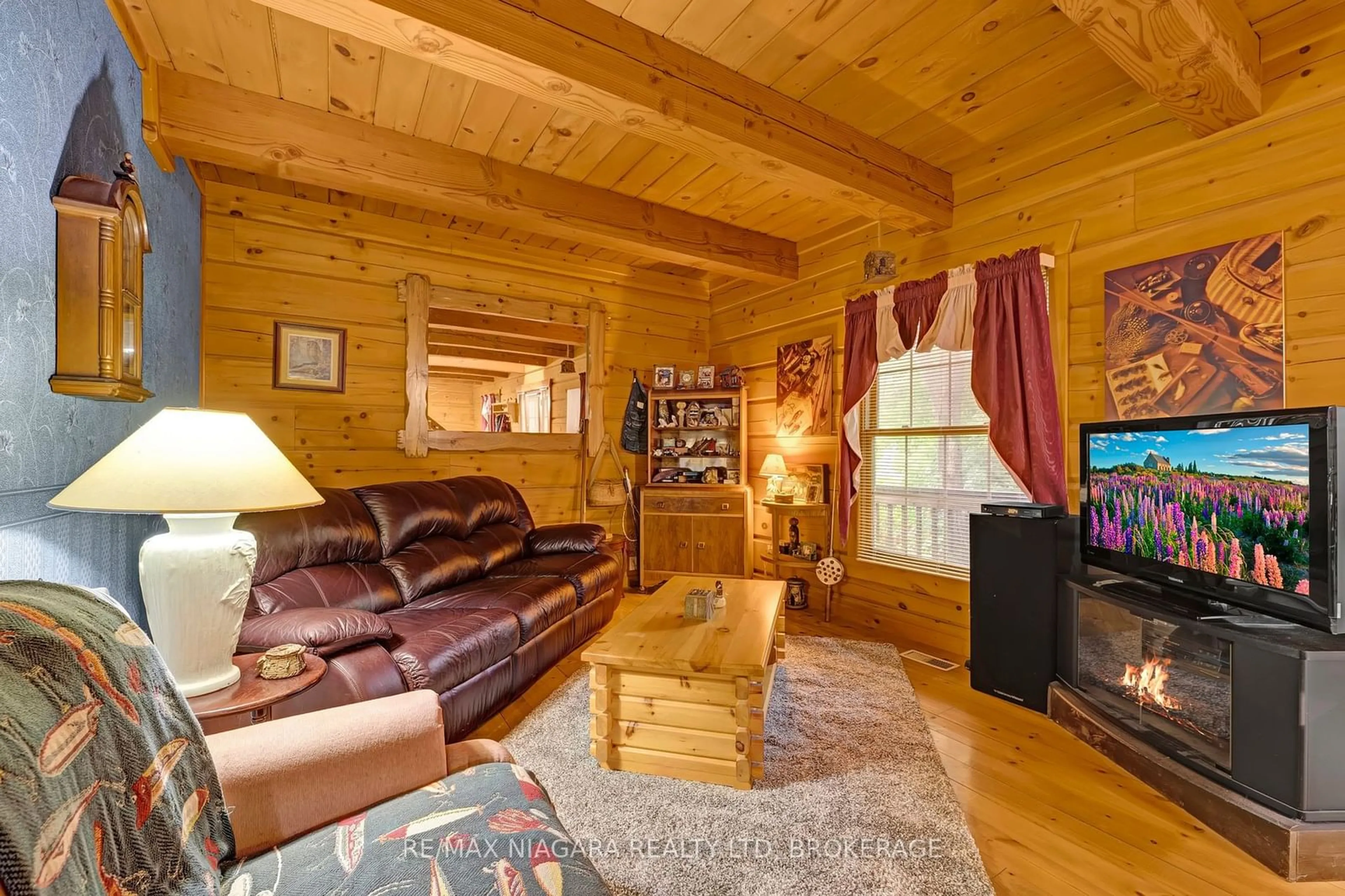 Living room with furniture, wood/laminate floor for 8 FOUR MILE CREEK Rd, Niagara-on-the-Lake Ontario L0S 1J0