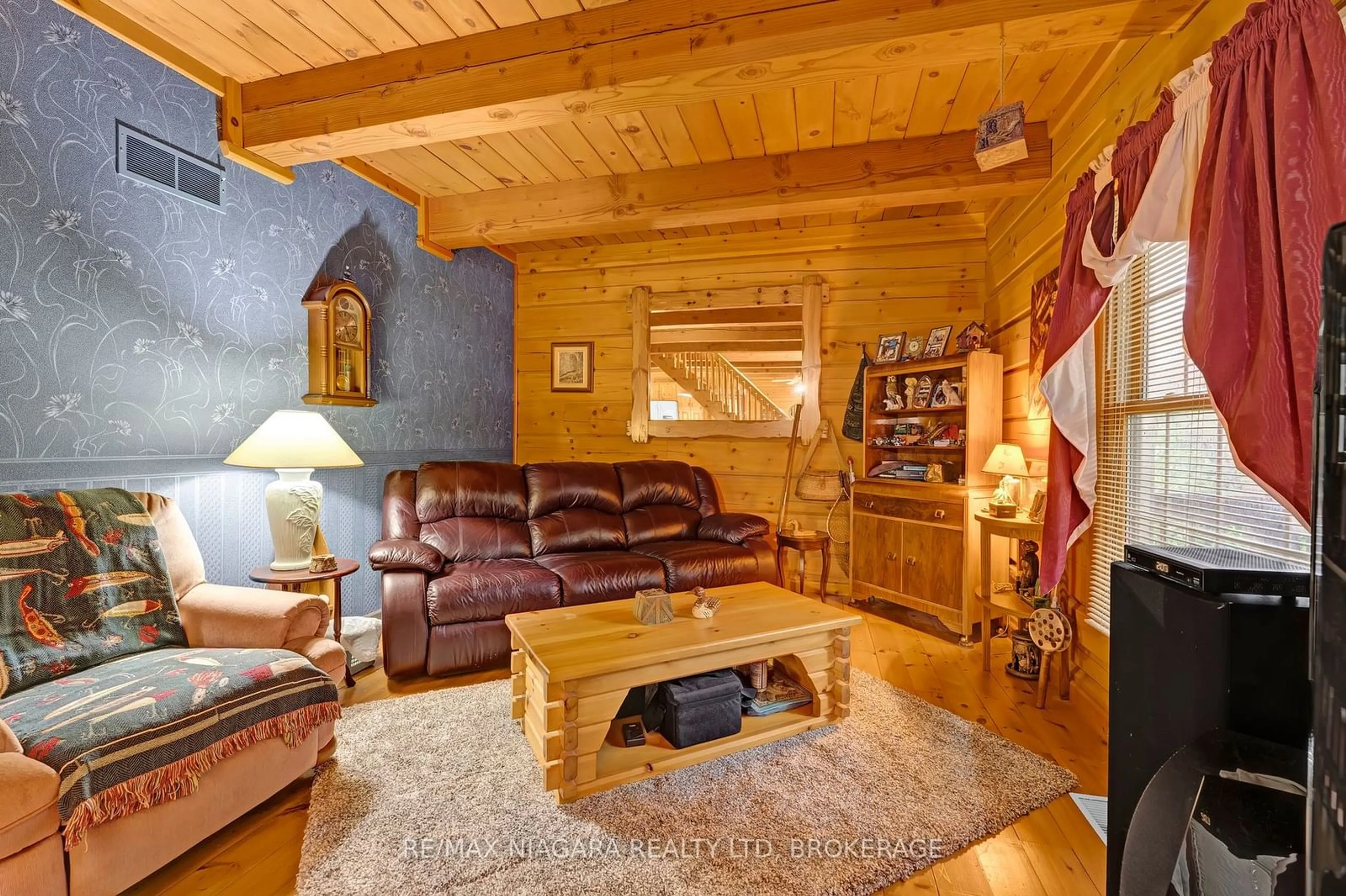 Living room with furniture, unknown for 8 FOUR MILE CREEK Rd, Niagara-on-the-Lake Ontario L0S 1J0