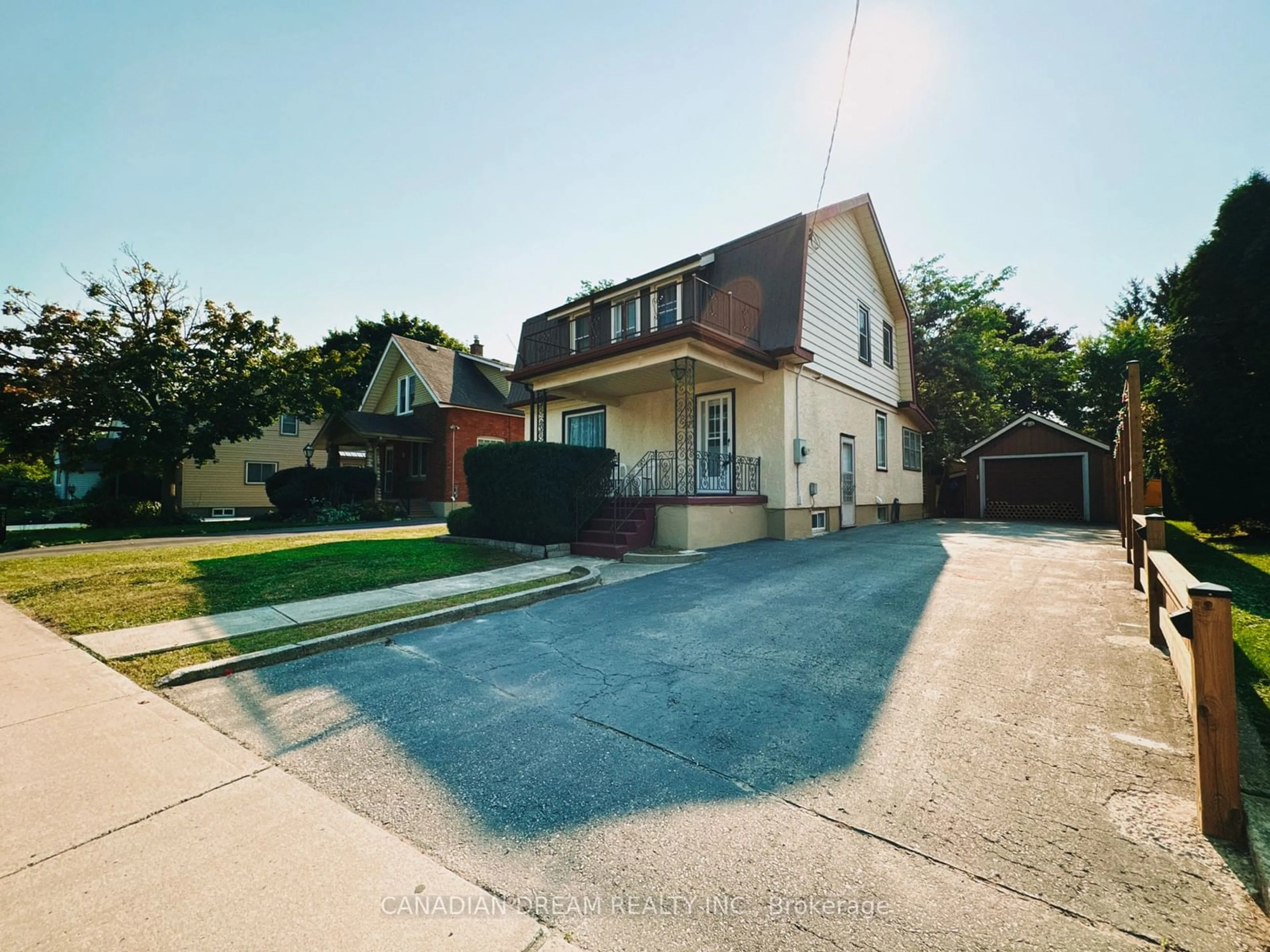 A pic from outside/outdoor area/front of a property/back of a property/a pic from drone, street for 297 Thames St, Ingersoll Ontario N5C 3E3