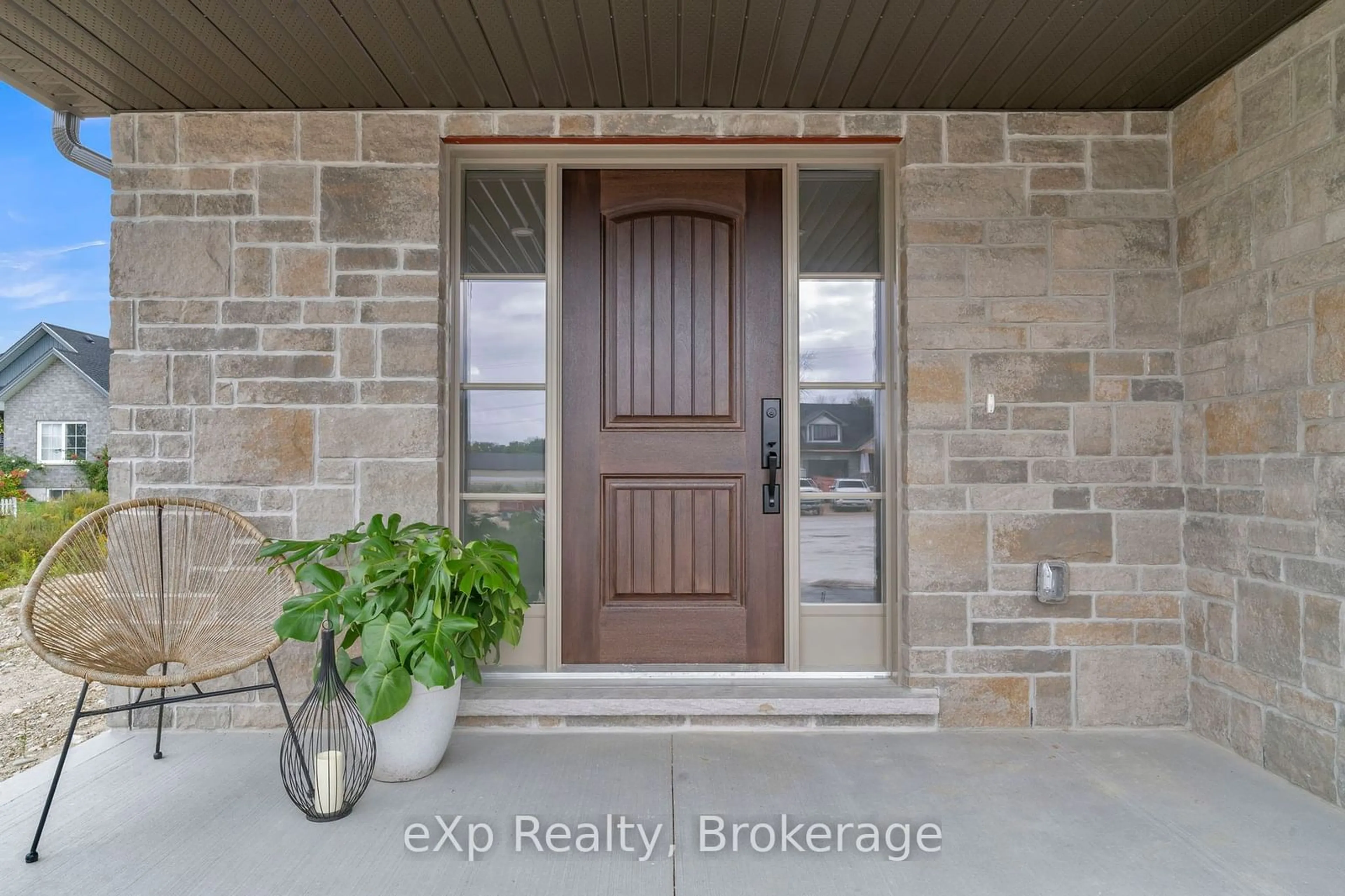 Indoor entryway for 516 Newfoundland St, Wellington North Ontario N0G 2L2