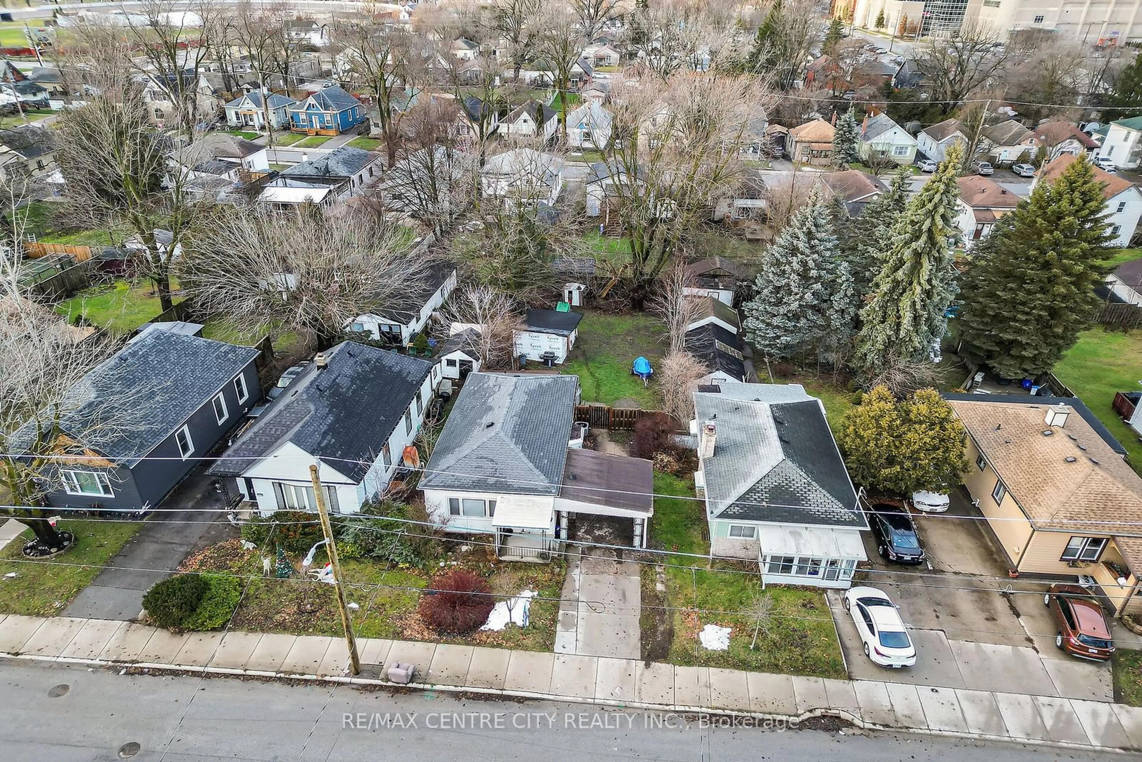 A pic from outside/outdoor area/front of a property/back of a property/a pic from drone, street for 1050 Margaret St, London Ontario N5W 2K1